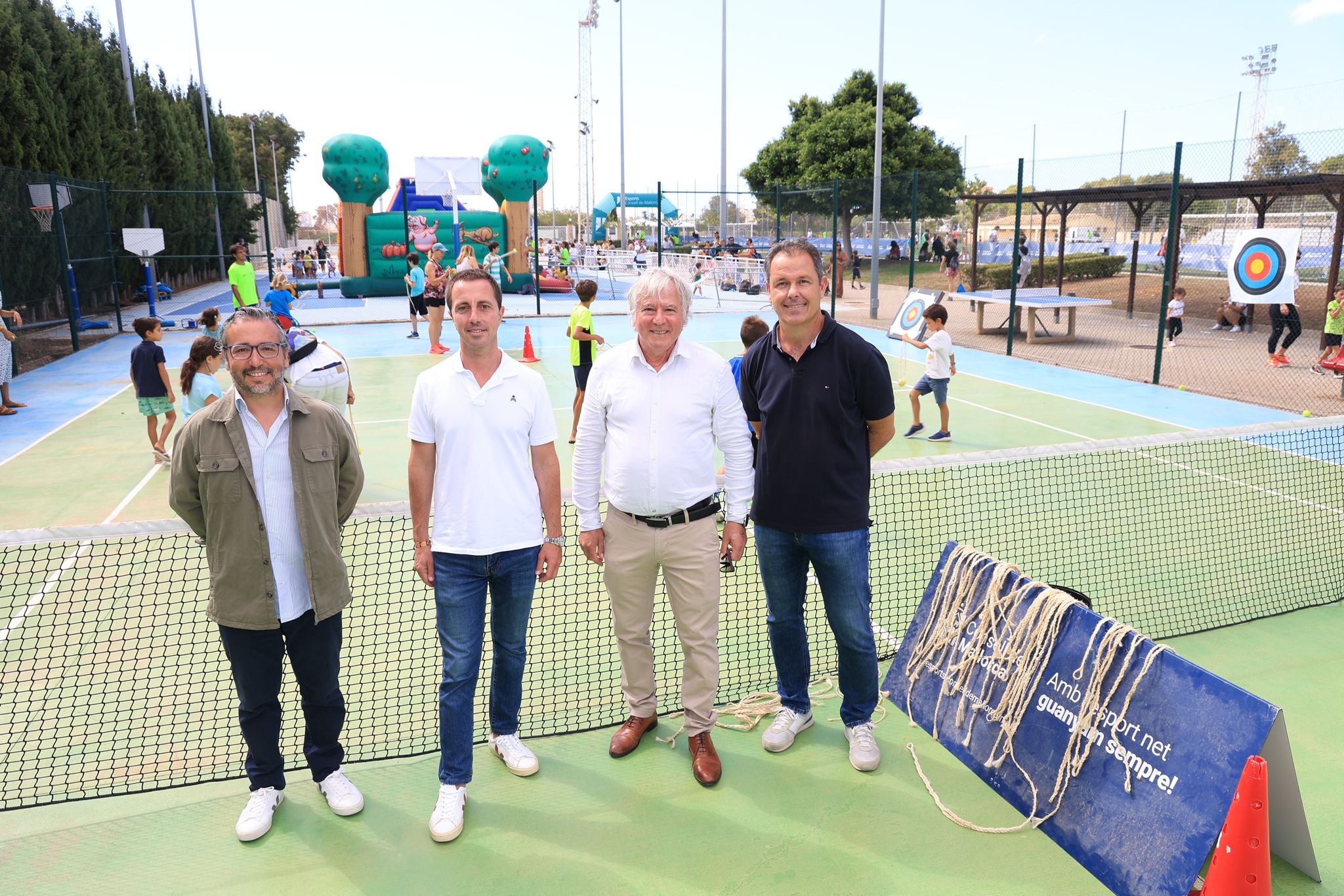 El president Llorenç Galmés, acompanyat dels consellers Rubio i Rodríguez, durant la jornada esportiva.