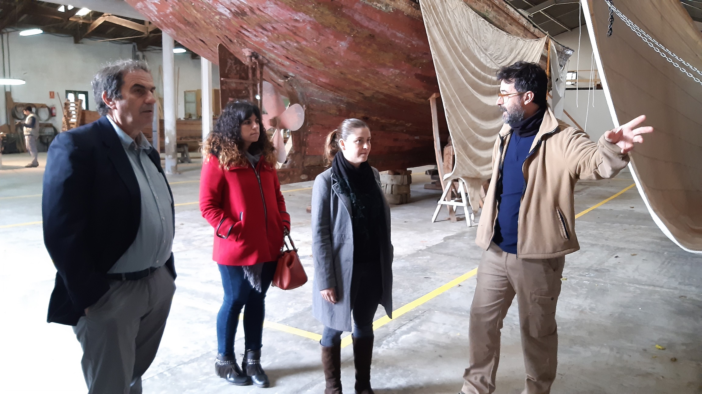 Josep Manchado, Mercedes Moragón y Aurora Ribot escuchando a Josep Florit, responsable del taller.