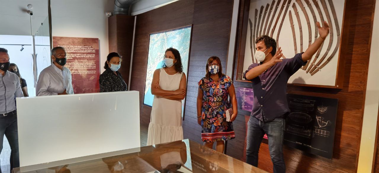 Moment de la visita a la sala La remor de la memòria