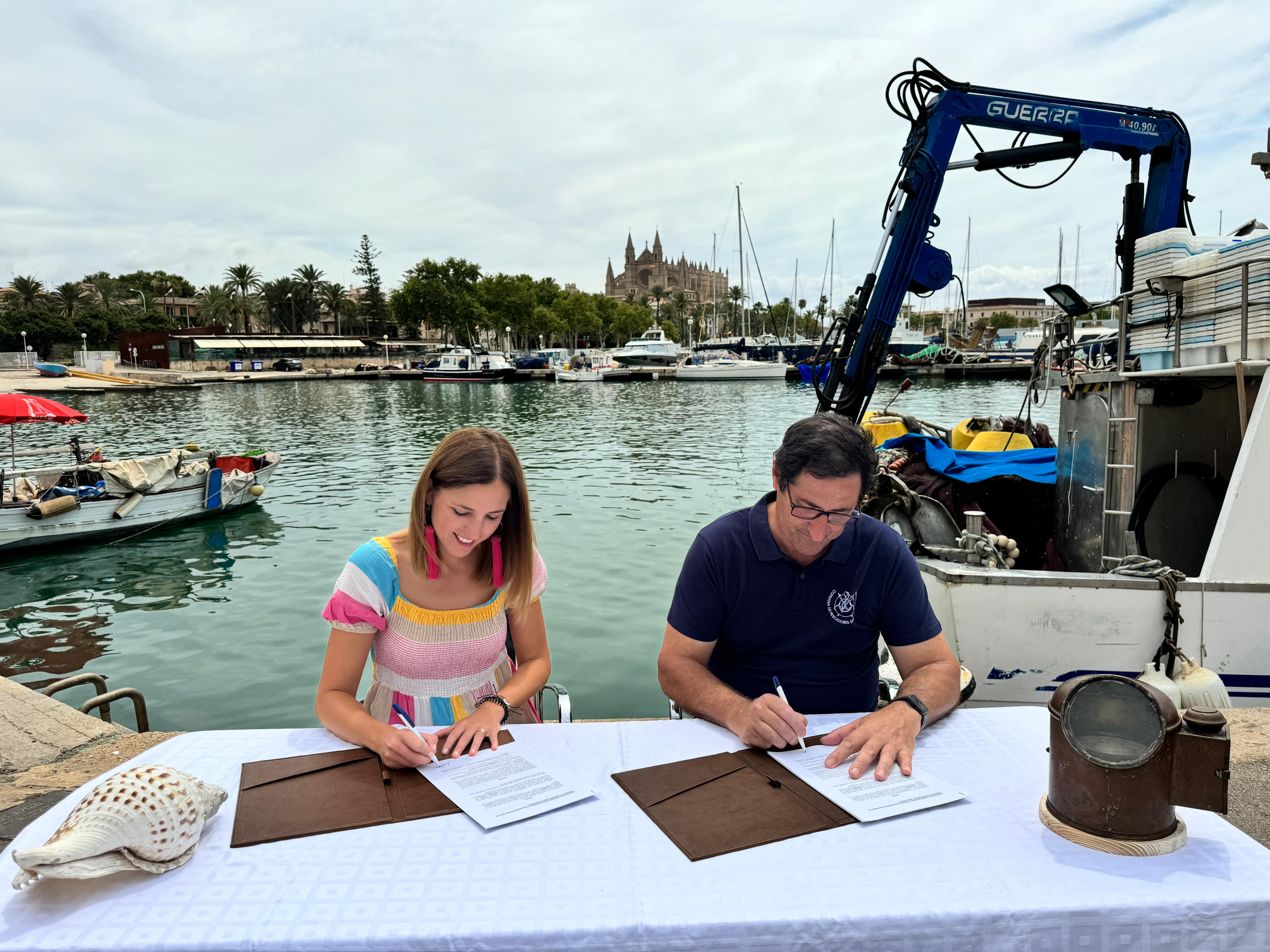 El Consell de Mallorca signa un conveni amb la confraria de pescadors de Sant Pere de Palma.