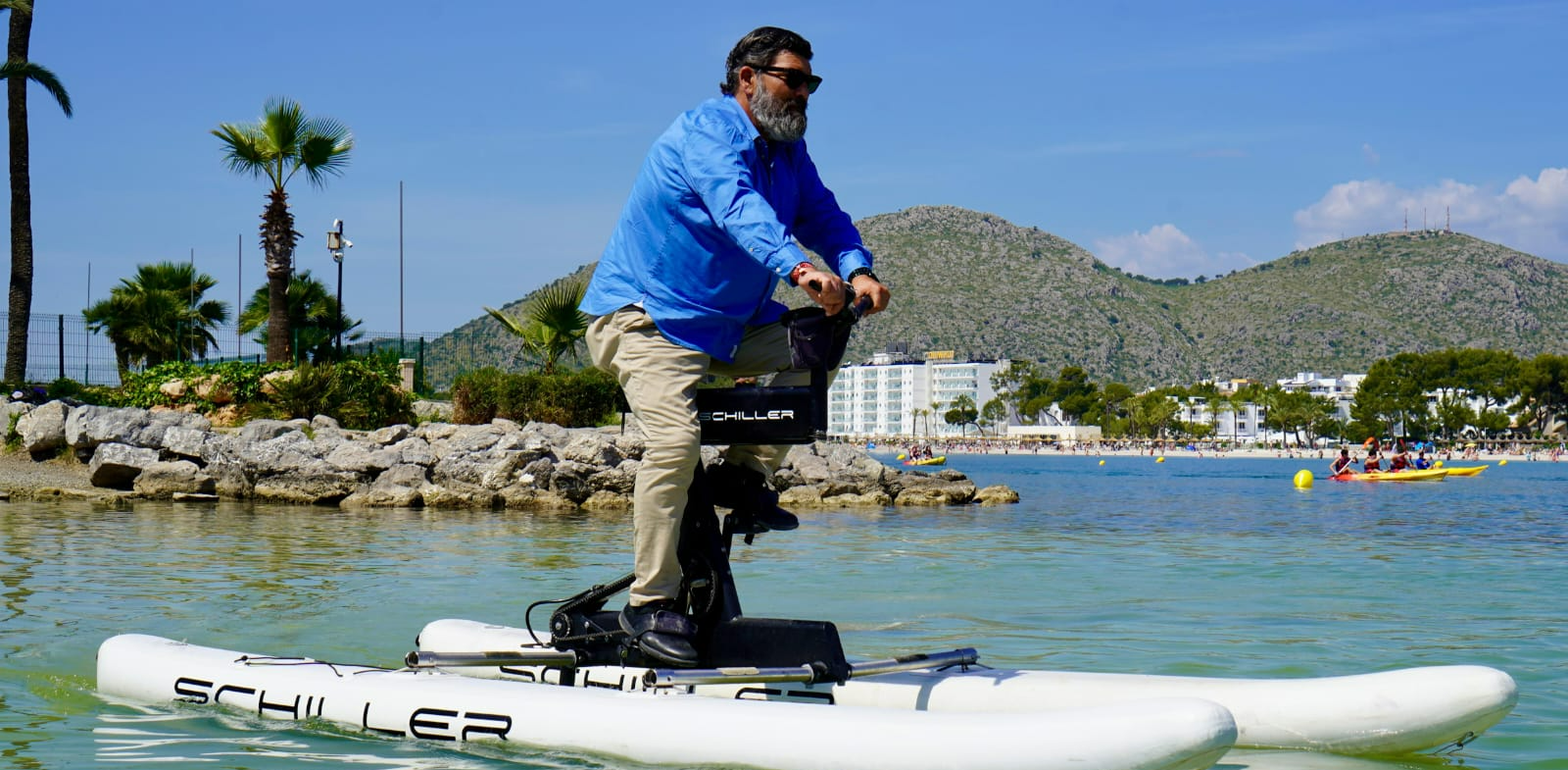 El Consell de Mallorca estrena una actividad de bicicletas de agua para personas mayores.