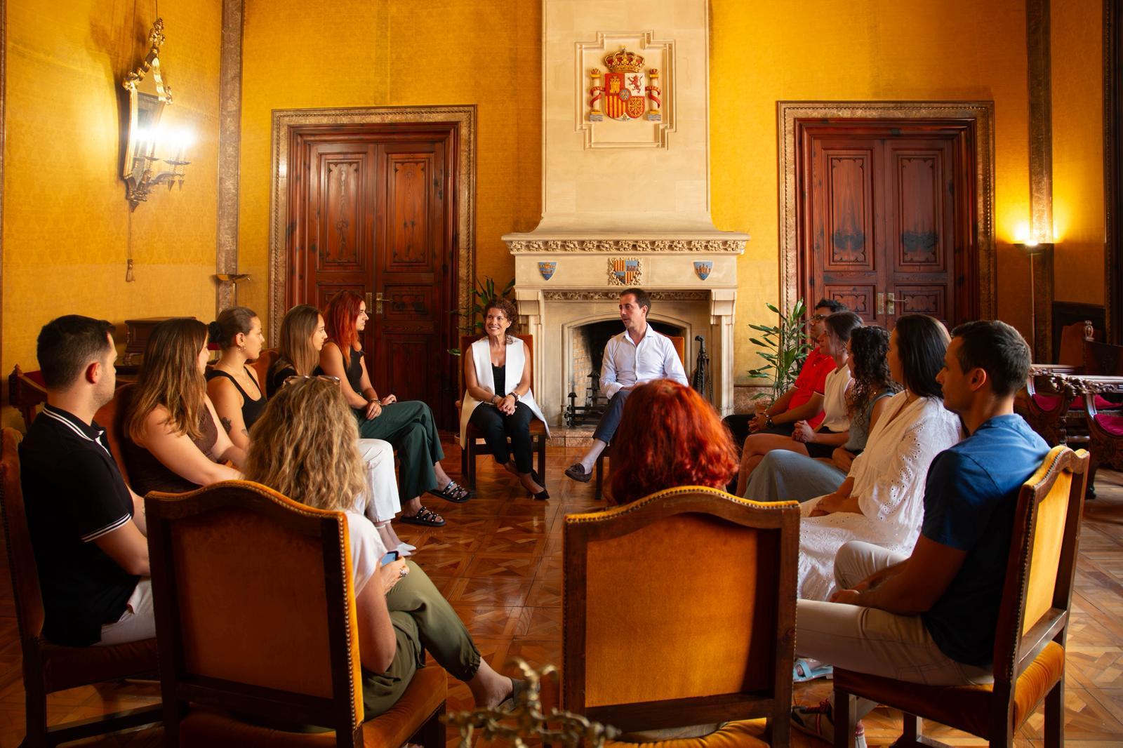 El presidente Galmés da la bienvenida a once jovenes cualificados que se incorporaron al Consell de Mallorca y al IMAS.