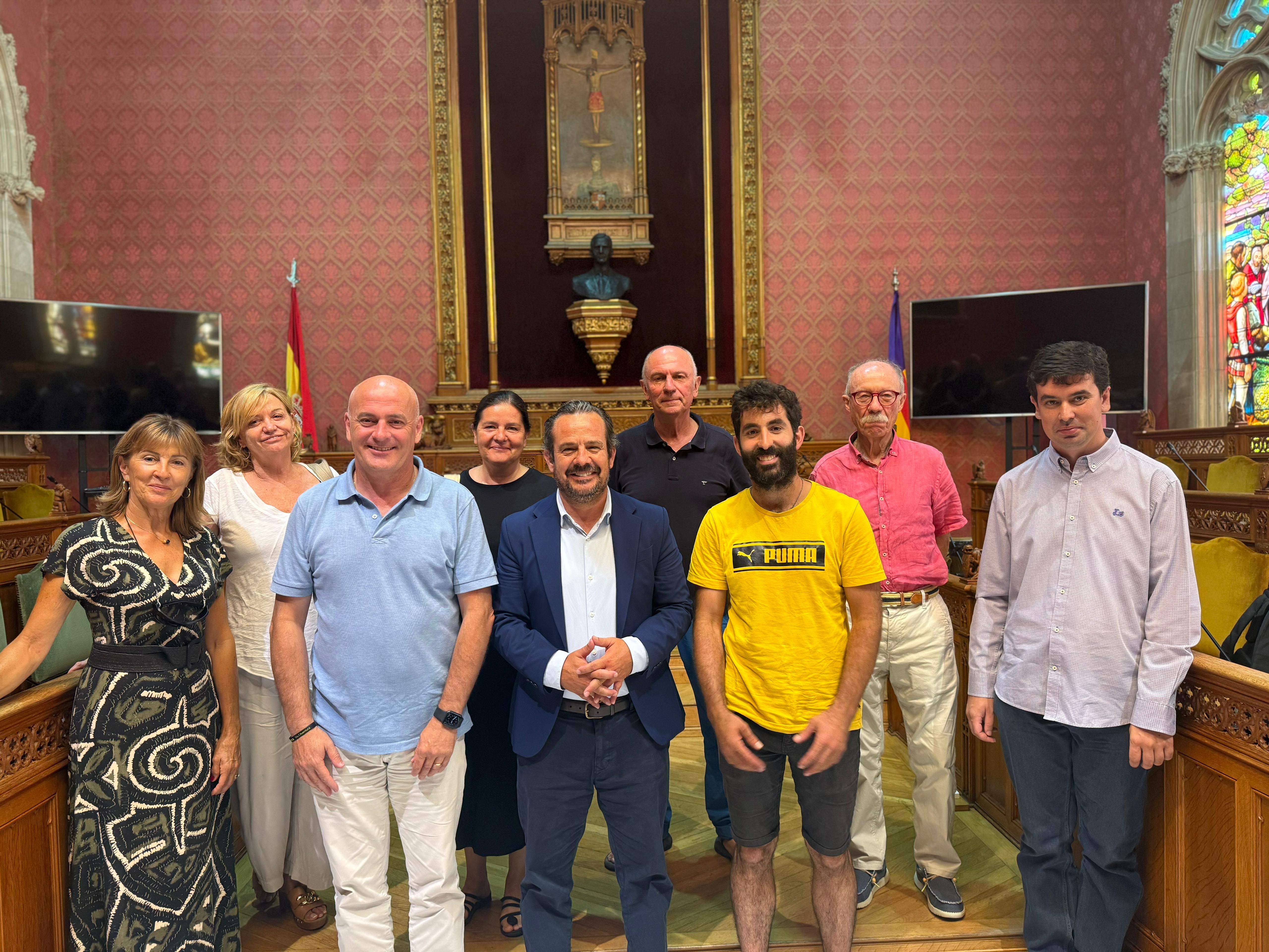 El consejero de Presidencia, Antoni Fuster, se reúne con los representantes de las empresas que ya han conseguido el Distintivo Serra de Tramuntana.