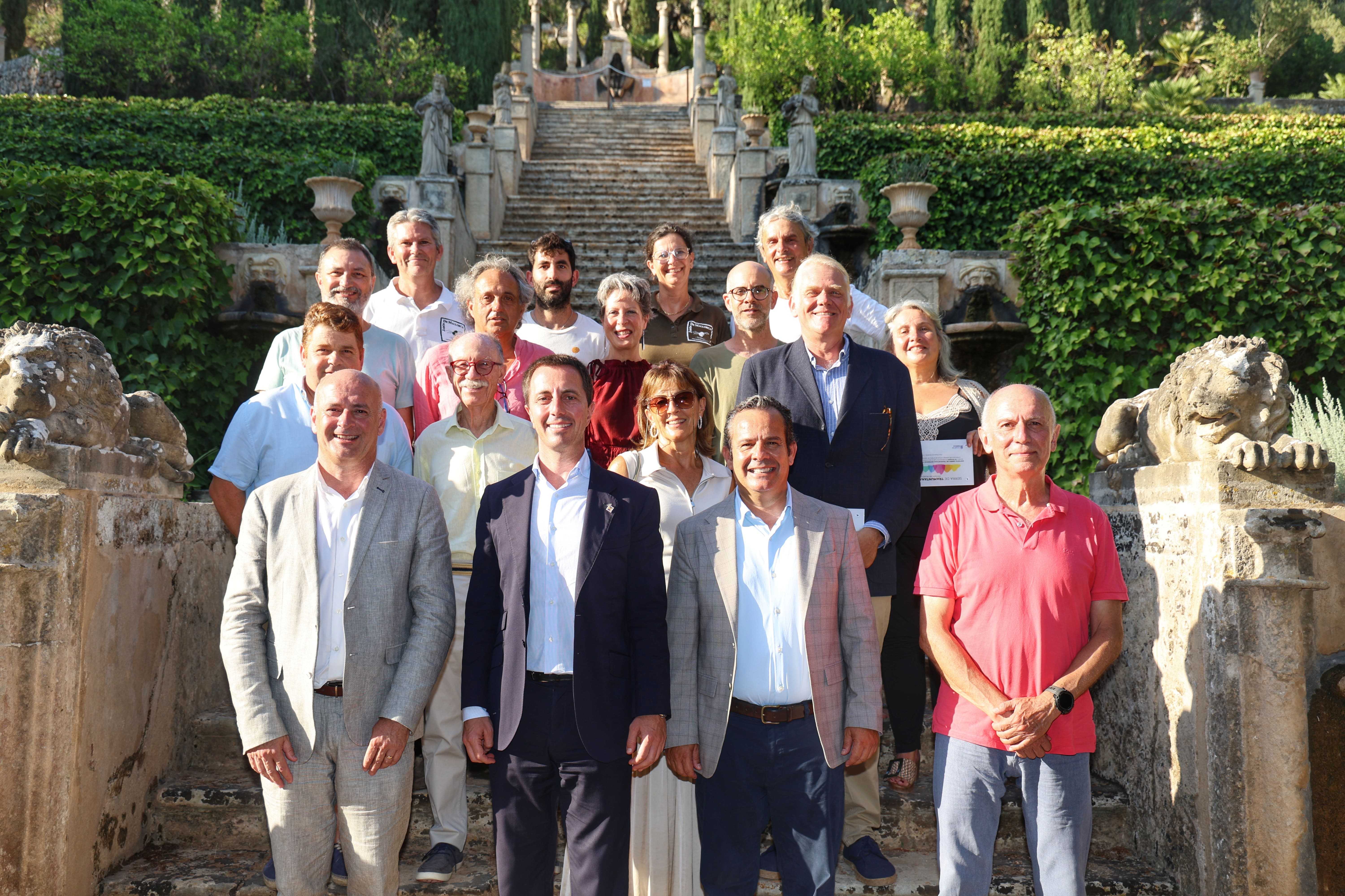 El presidente del Consell de Mallorca, Llorenç Galmés, con los representantes de las empresas con Distintivo en Raixa, durante la celebración del XIV aniversario de la declaración de la Serra de Tramuntana como Patrimonio mundial.