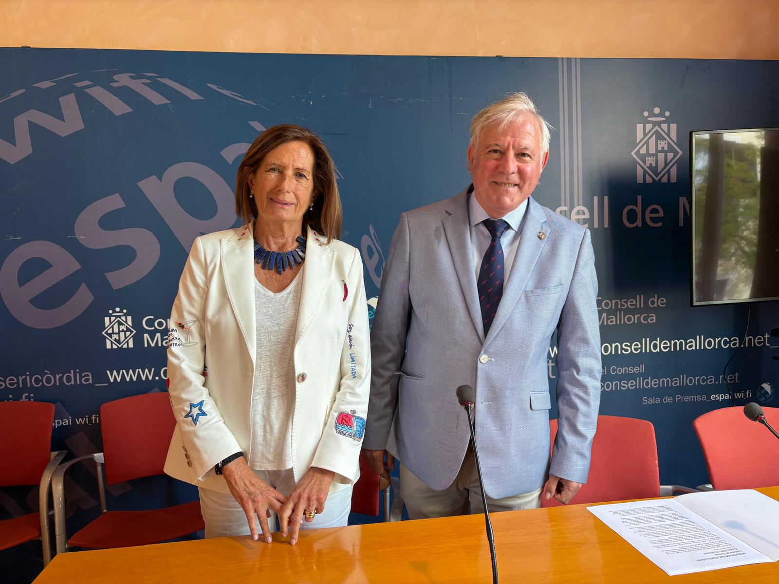 El consejero de Turismo, José Marcial Rodríguez Díaz, y la directora insular de Turismo para la Oferta y la Calidad, Clara del Moral.