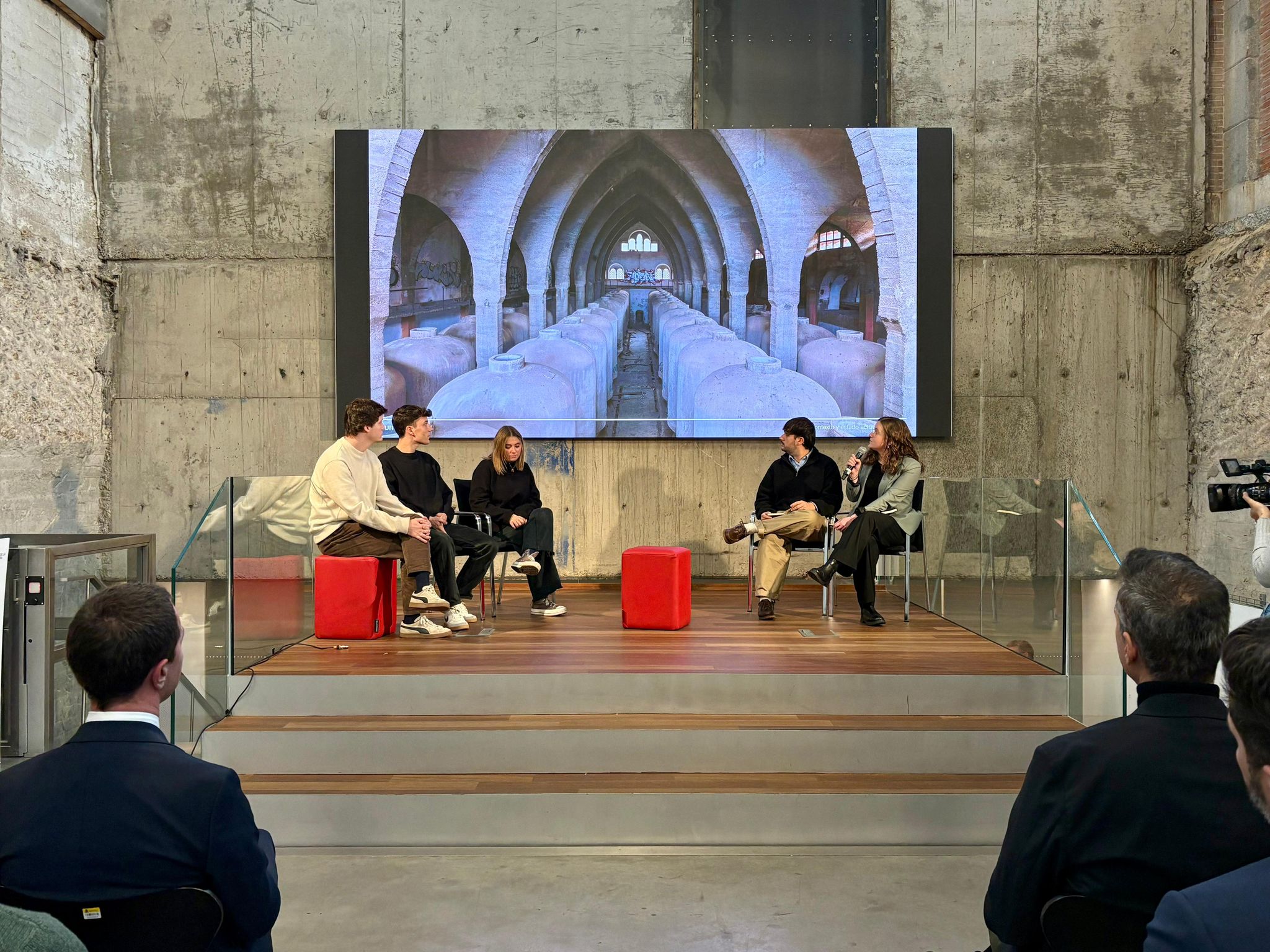 El presidente Llorenç Galmés se reúne con los arquitectos del proyecto ganador del concurso EUROPAN para la rehabilitación de Es Sindicat de Felanitx.