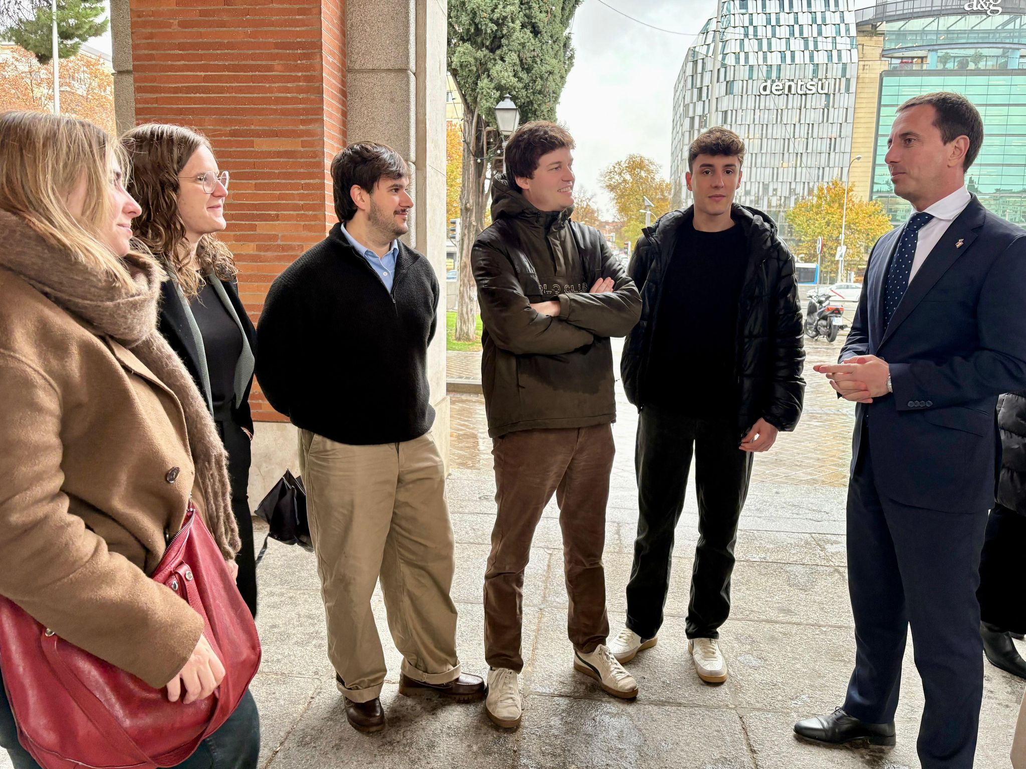 El presidente Llorenç Galmés se reúne con los arquitectos del proyecto ganador del concurso EUROPAN para la rehabilitación de Es Sindicat de Felanitx.
