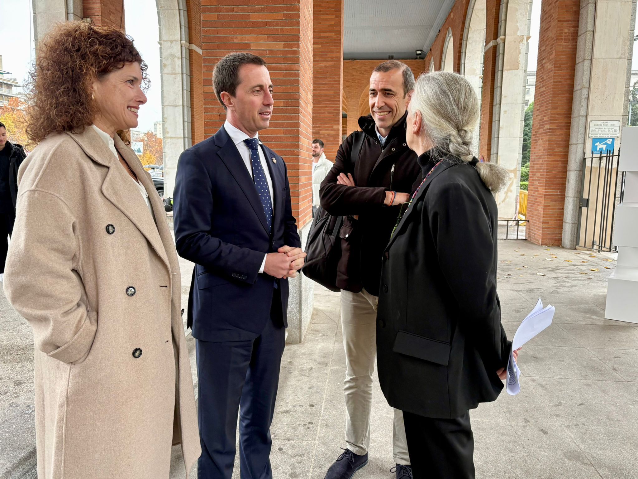 El presidente Llorenç Galmés se reúne con los arquitectos del proyecto ganador del concurso EUROPAN para la rehabilitación de Es Sindicat de Felanitx.