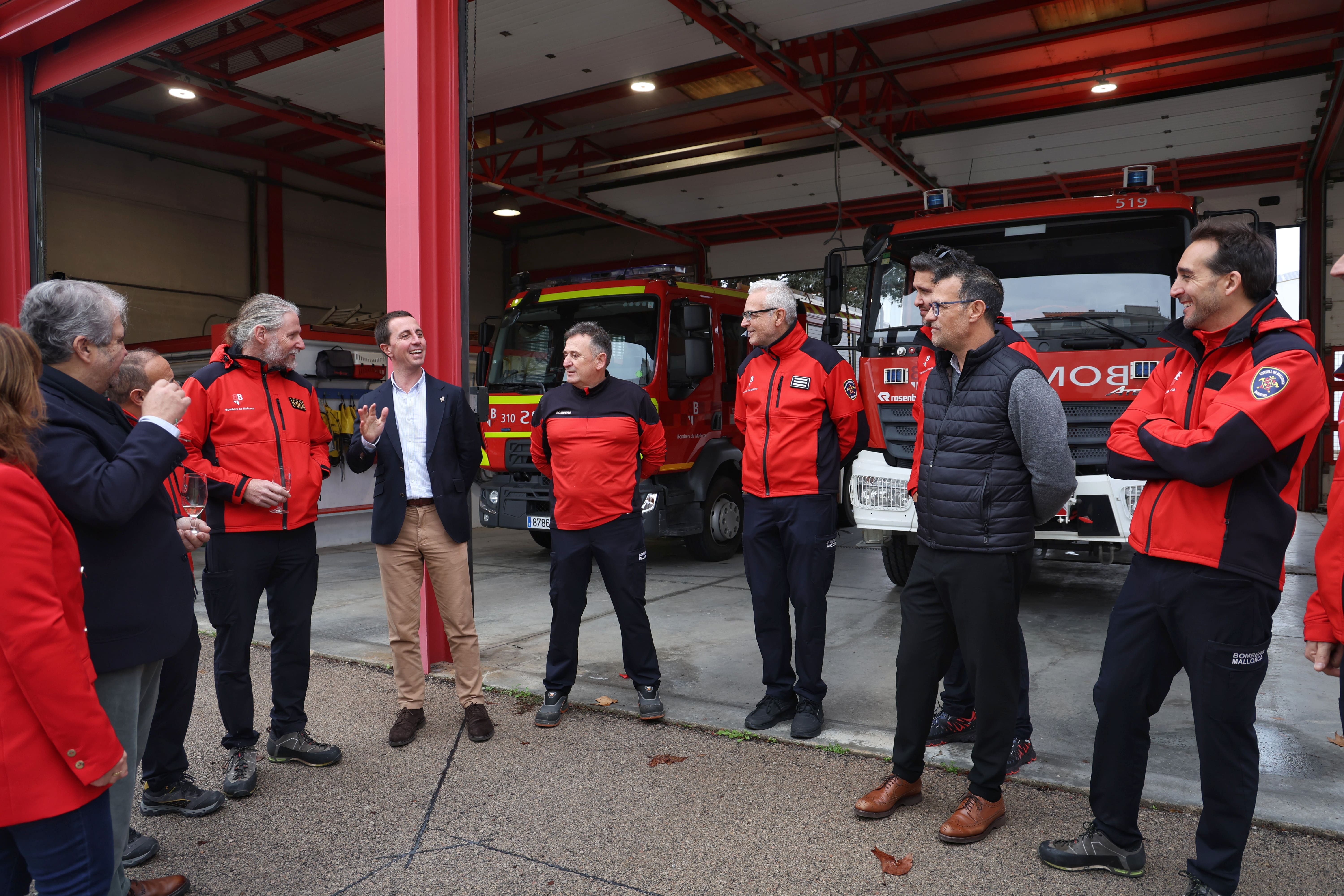 El presidente del Consell de Mallorca, Llorenç Galmés, en el parque de bomberos de Alcúdia.