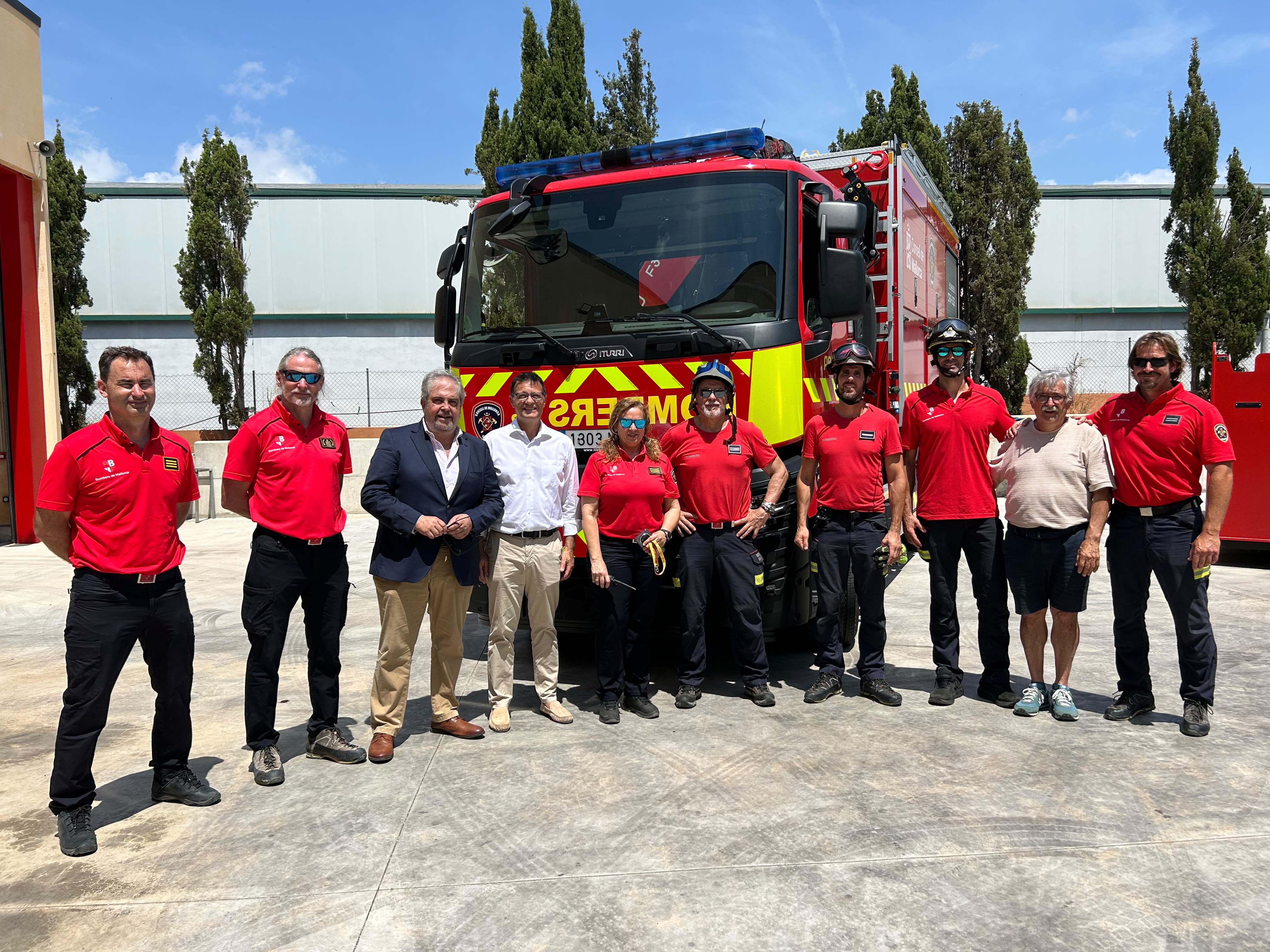 Presentación del nuevo vehículo multifuncional pionero para emergencias complejas de los Bomberos de Mallorca.