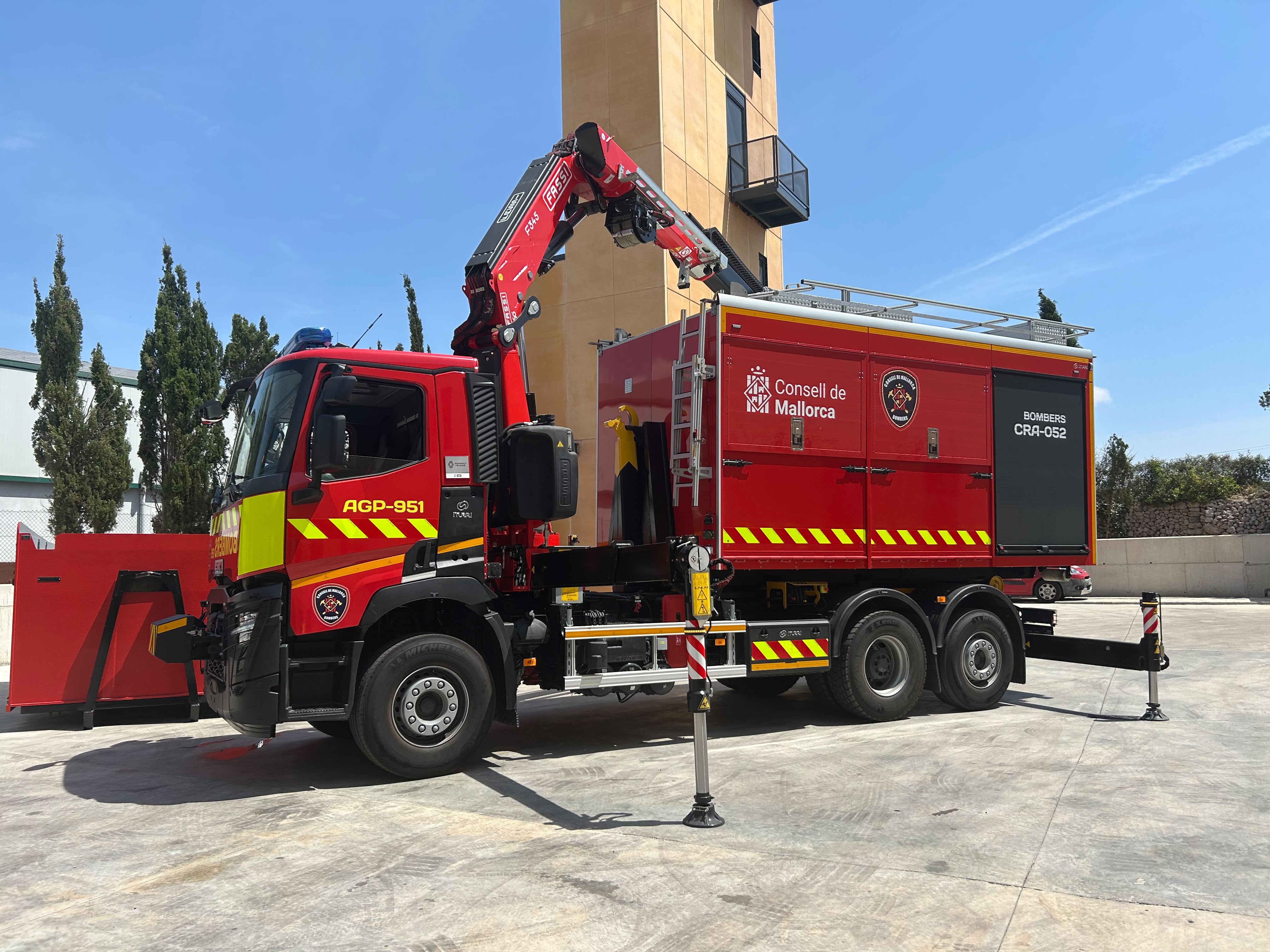 Presentación del nuevo vehículo multifuncional pionero para emergencias complejas de los Bomberos de Mallorca.