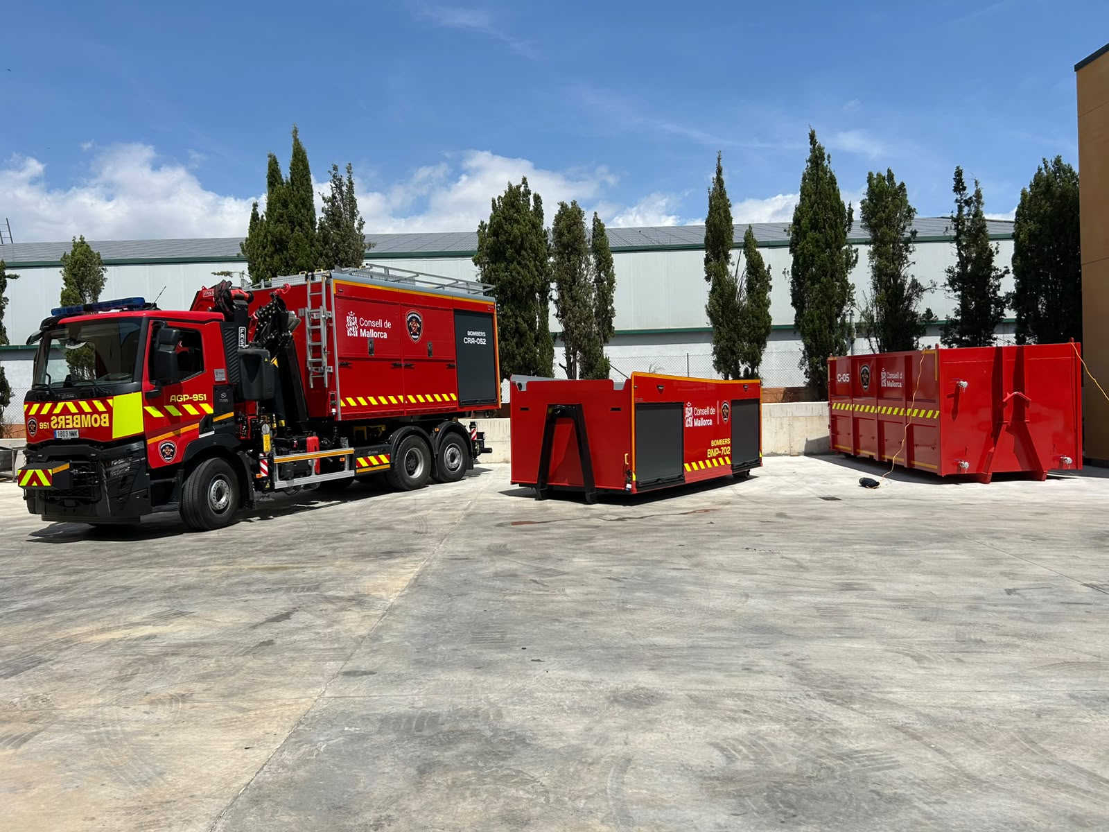 Presentación del nuevo vehículo multifuncional pionero para emergencias complejas de los Bomberos de Mallorca.