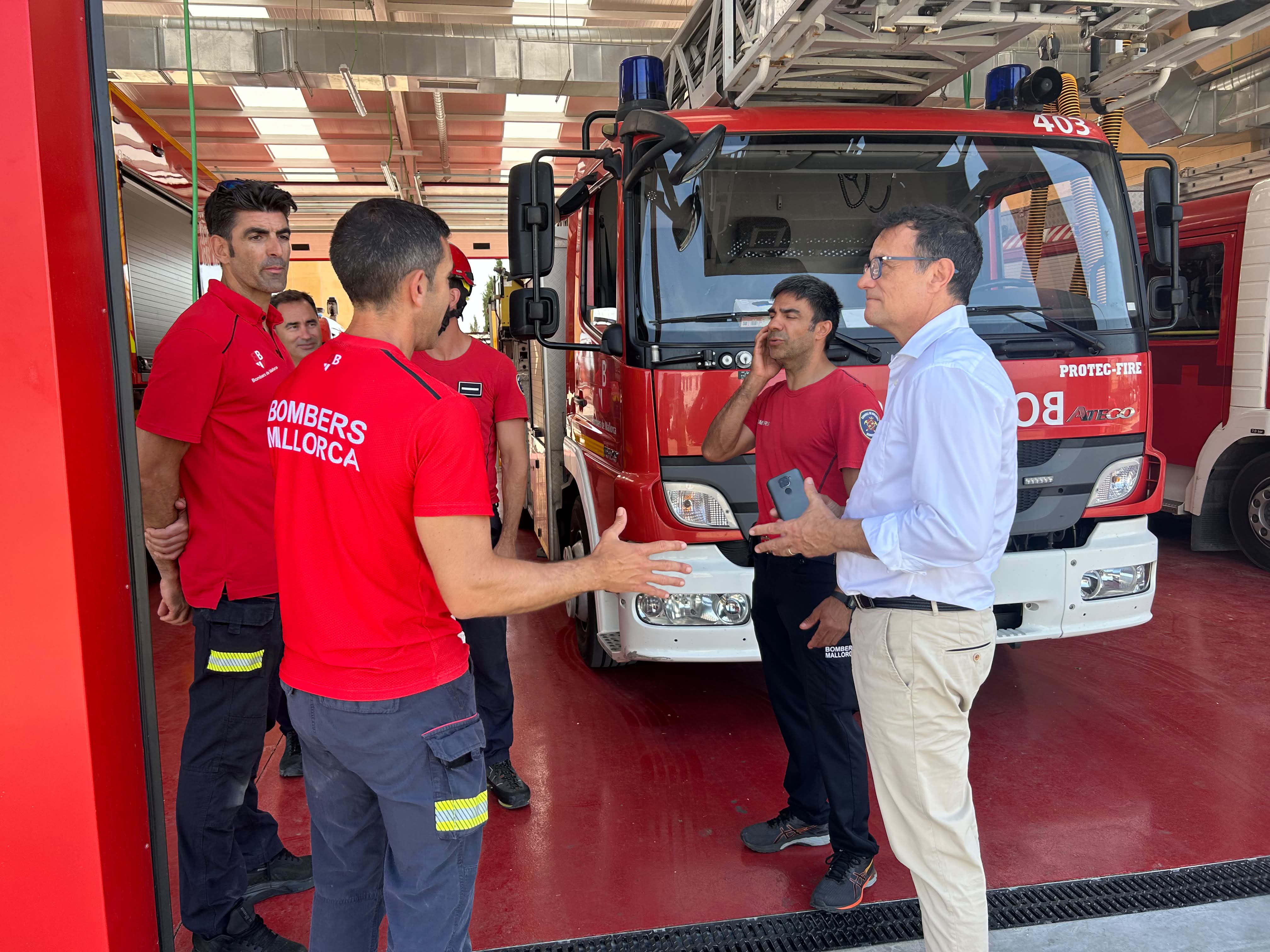 Presentación del nuevo vehículo multifuncional pionero para emergencias complejas de los Bomberos de Mallorca.