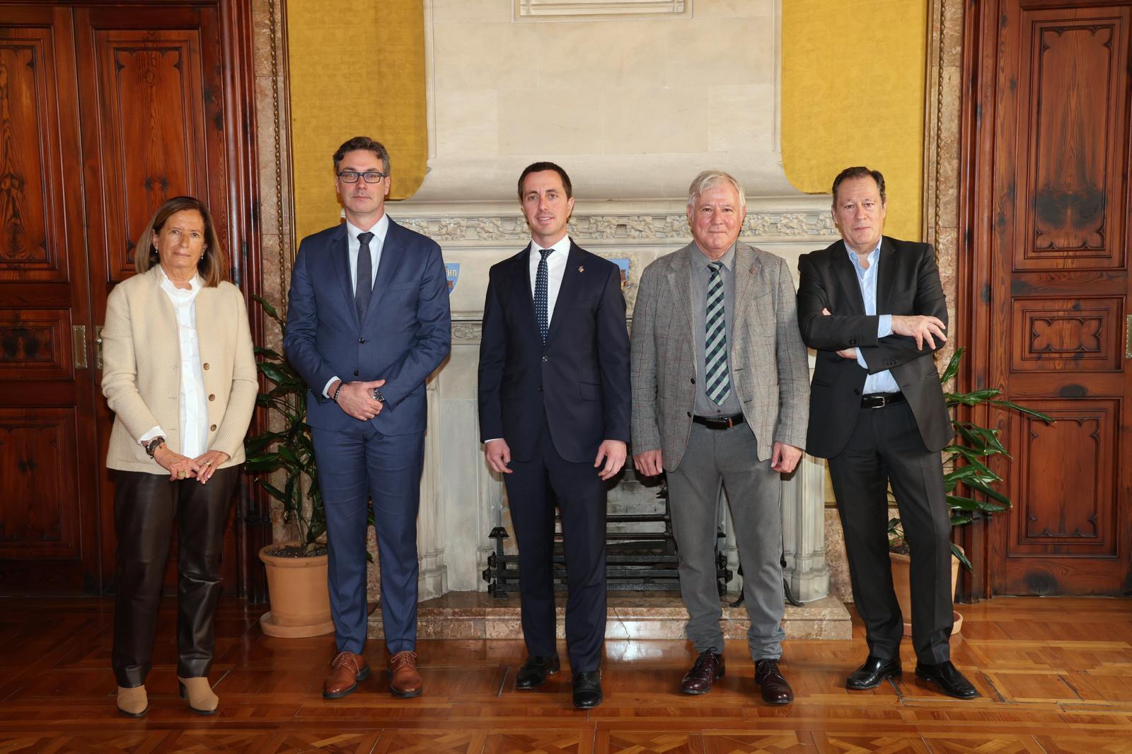 El president Galmés i el vicepresident del Govern durant la signatura.