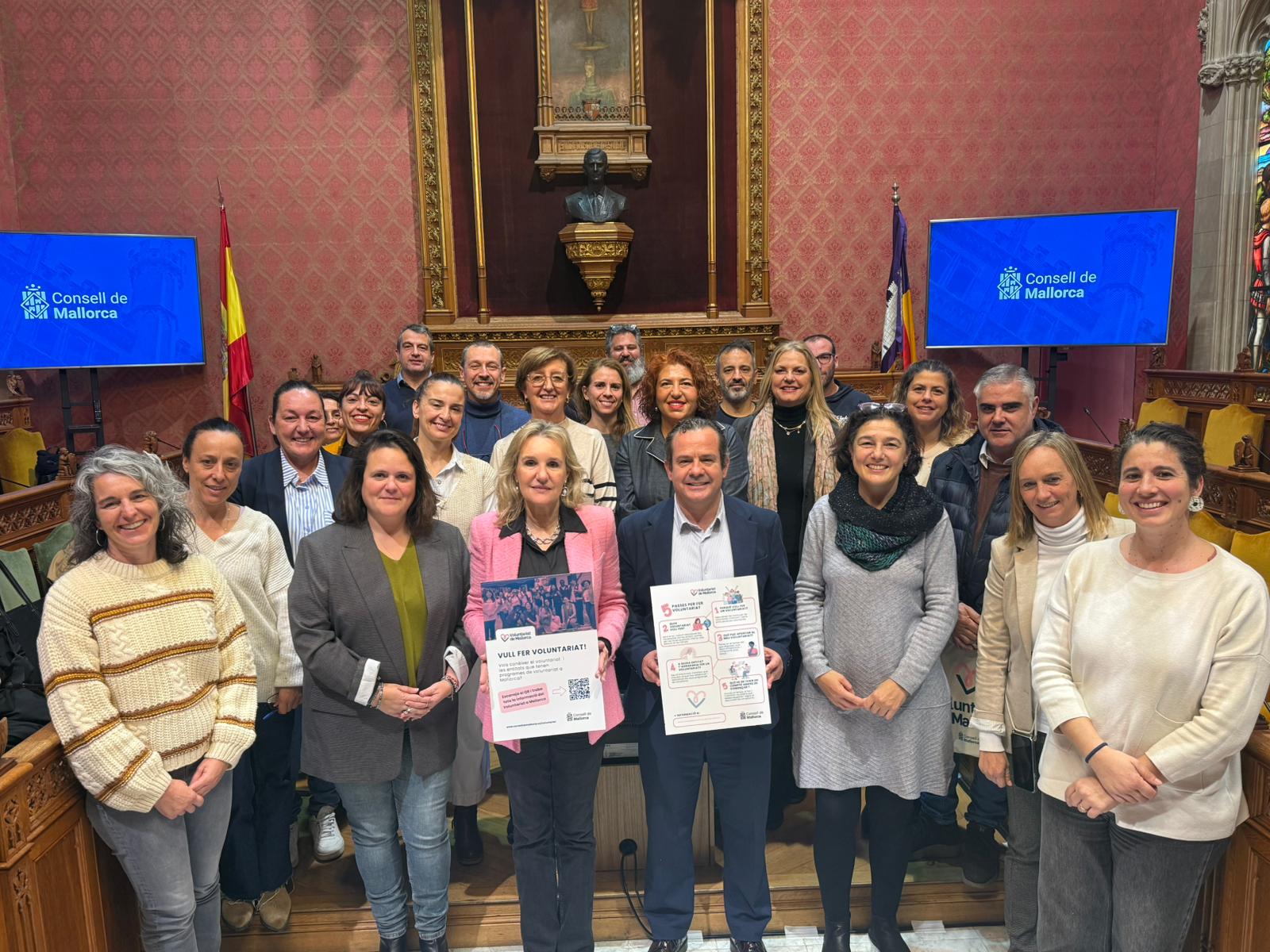 El conseller de Presidència amb els responsables municipals a l’Espai de Coordinació de Voluntariat Municipal.