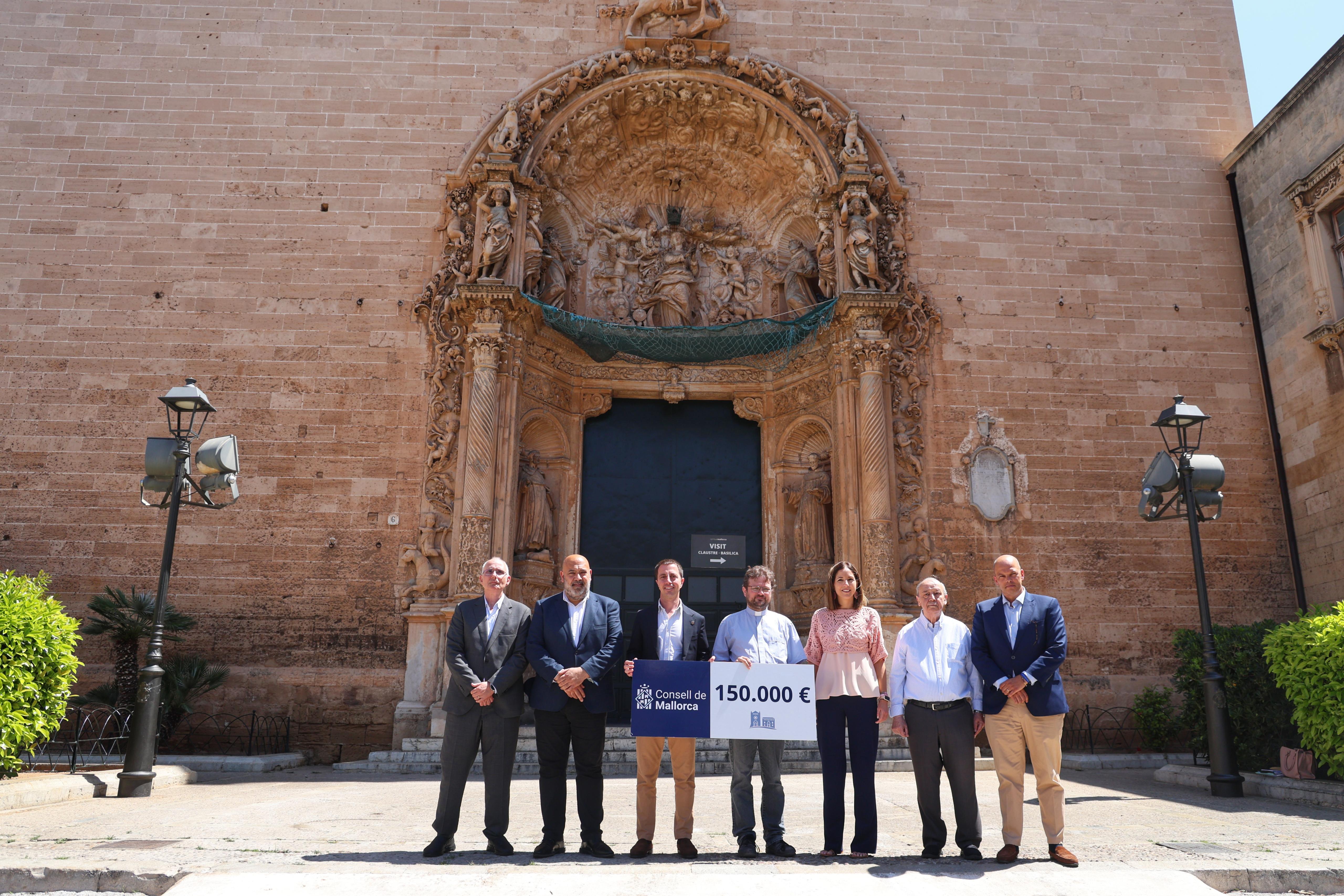 Imagen de hoy delante la fachada principal de la iglesia de Sant Francesc de Palma