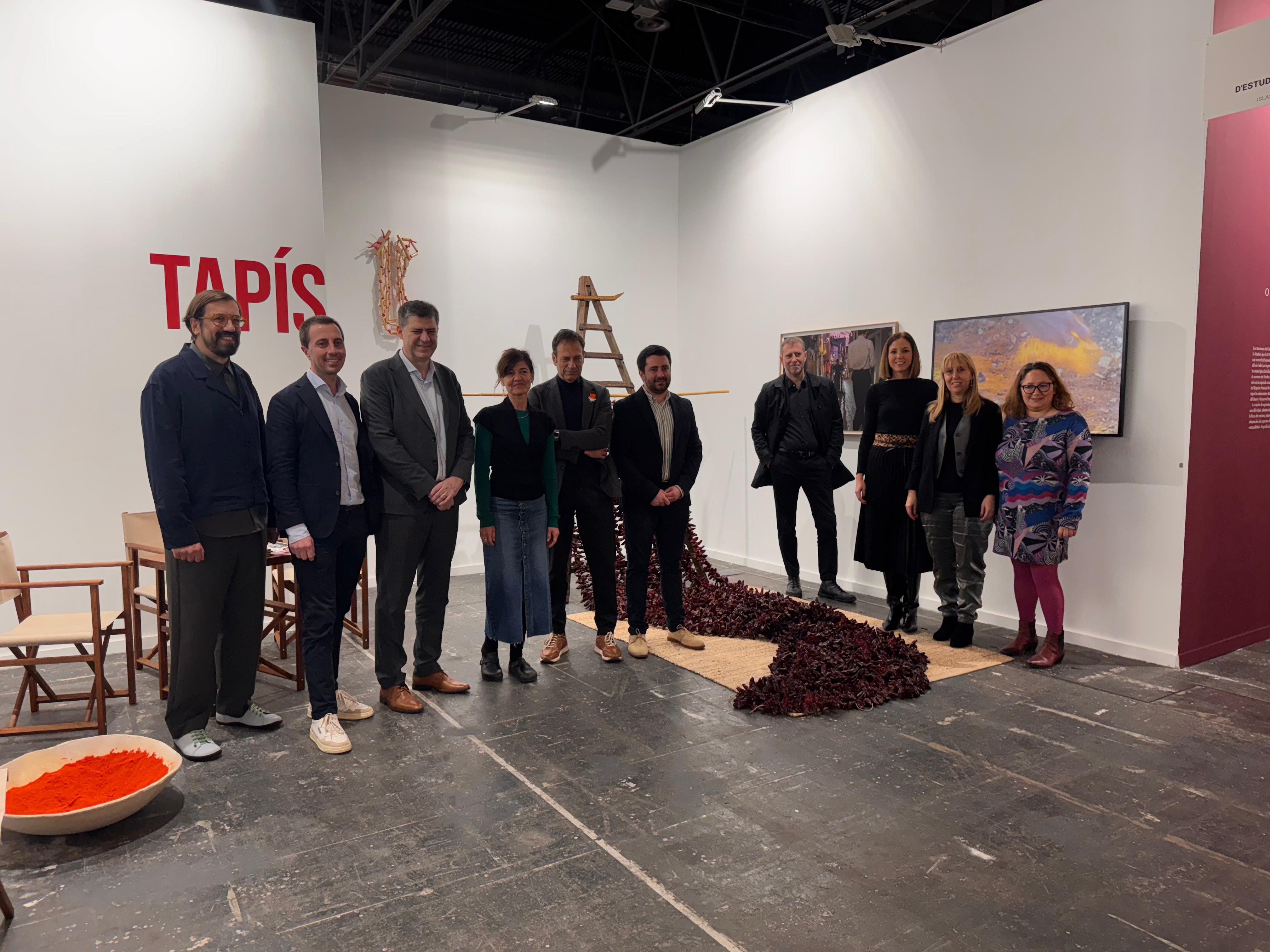 Momento de la visita del presidente del Consell de Mallorca, Llorenç Galmés y la vicepresidenta y consejera de Cultura y Patrimonio, Antònia Roca a la feria internacional ARCO Madrid