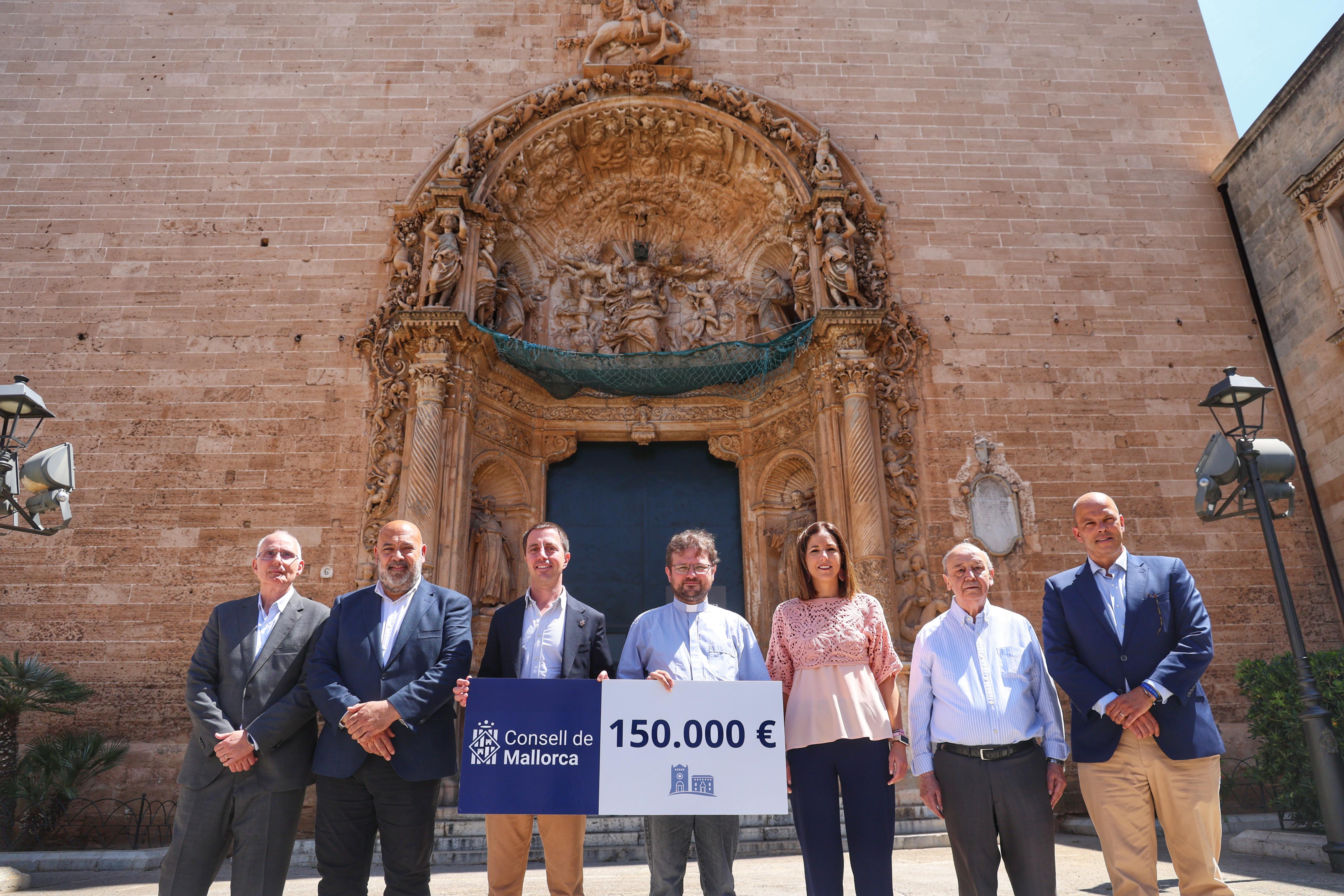 Imagen de hoy delante la fachada principal de la iglesia de Sant Francesc de Palma