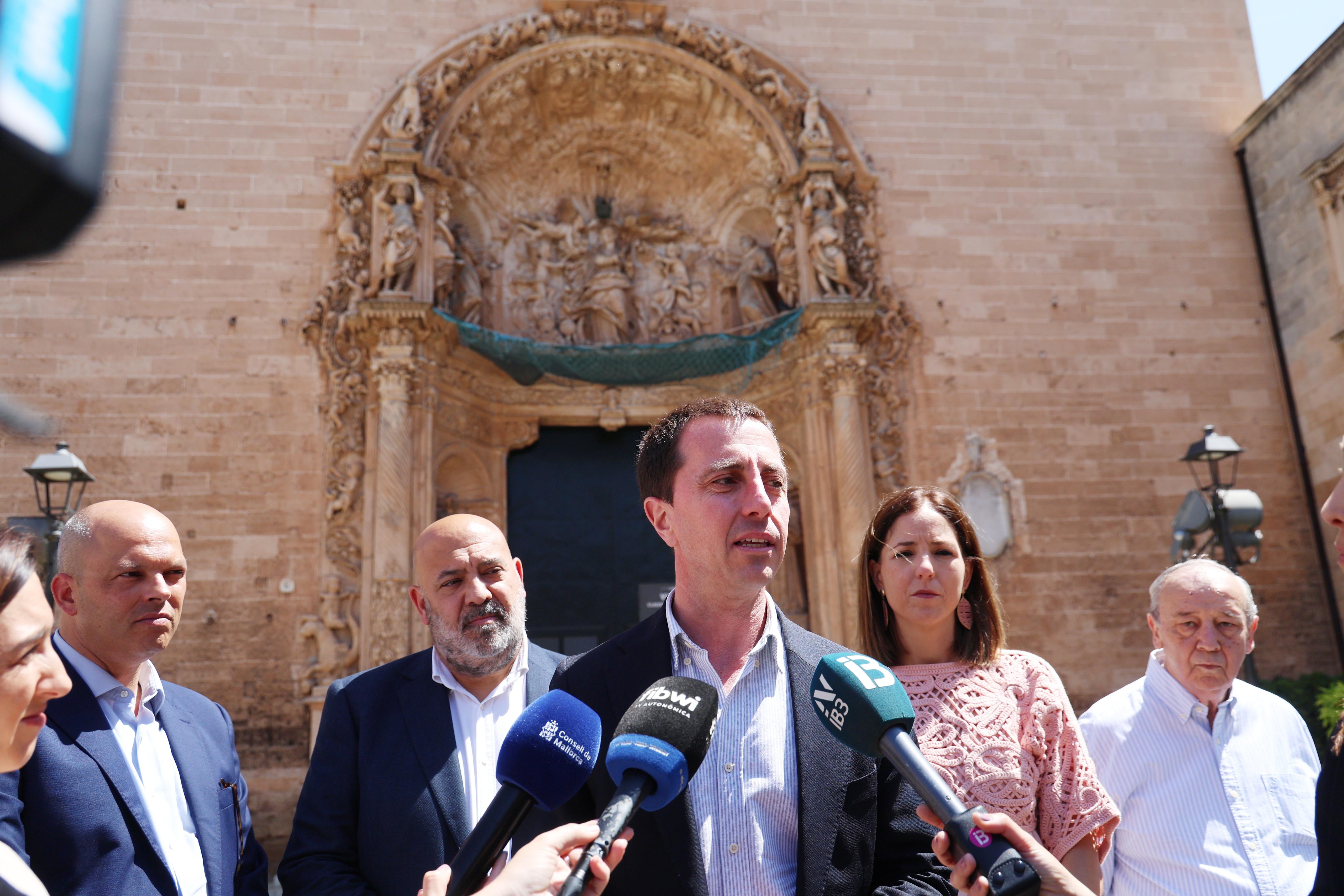 Imagen de hoy delante la fachada principal de la iglesia de Sant Francesc de Palma