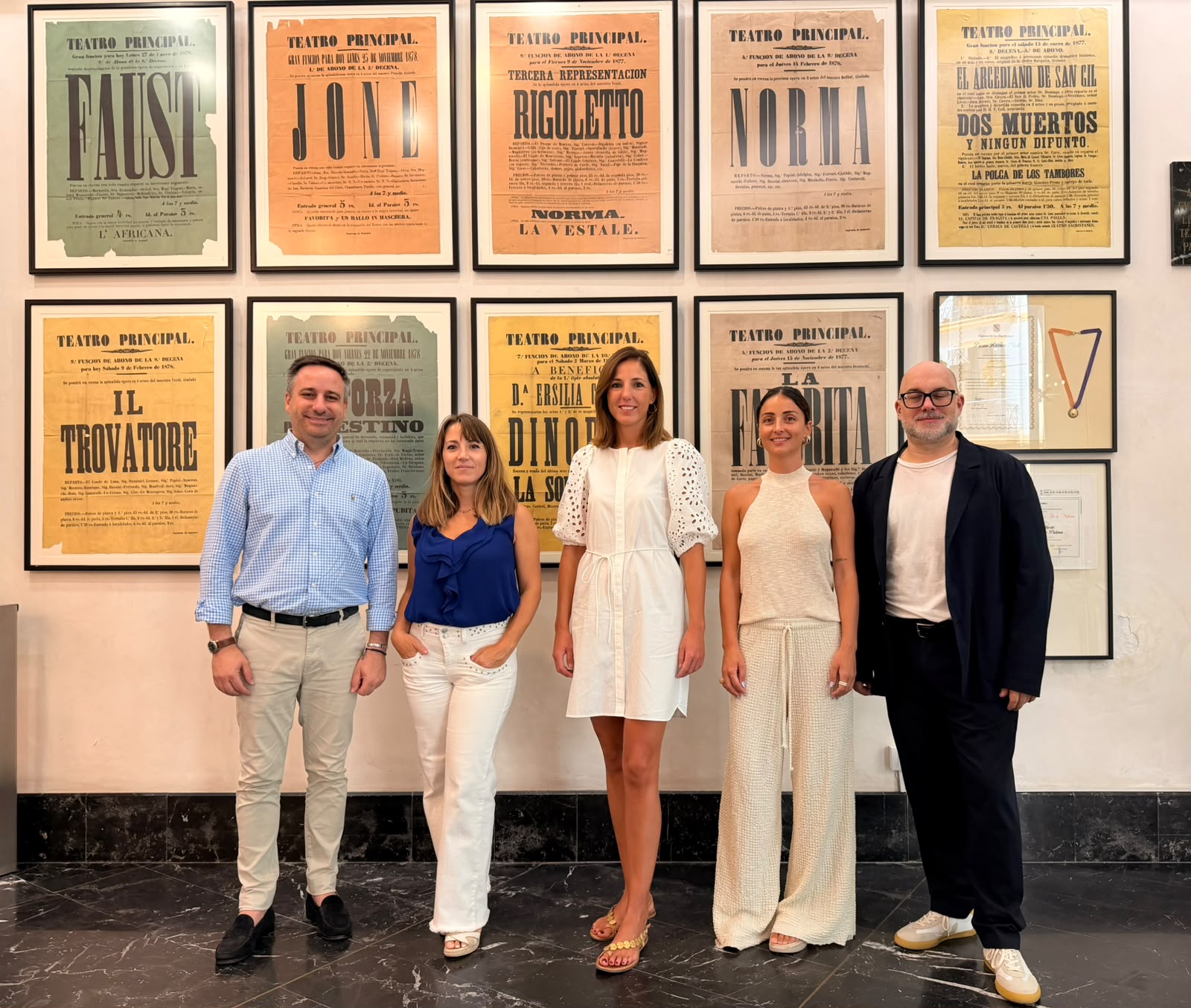 De izquierda a derecha: el director insular de Cultura, Andrés Ferrer; la comisaria, Aina Ferrero Horrach; la vicepresidenta del Consell de Mallorca, Antònia Roca; la comisaria,  Lourdes Melis Gomila y el director del Teatro Principal, Miquel Martorell.