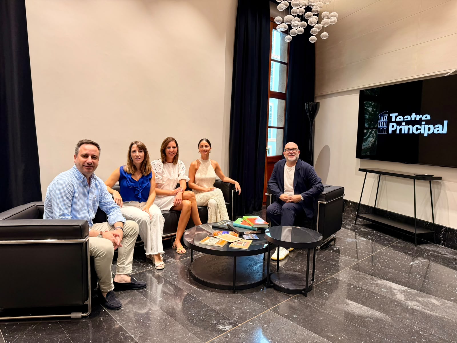 De izquierda a derecha: el director insular de Cultura, Andrés Ferrer; la comisaria, Aina Ferrero Horrach; la vicepresidenta del Consell de Mallorca, Antònia Roca; la comisaria,  Lourdes Melis Gomila y el director del Teatro Principal, Miquel Martorell.