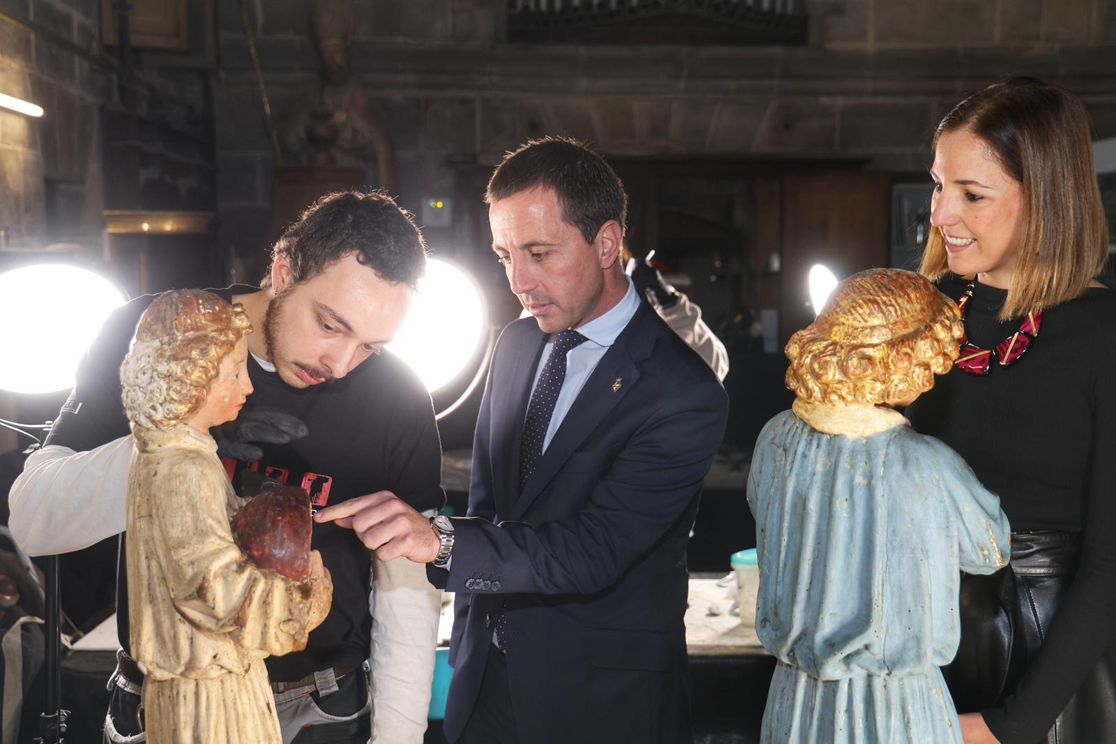 El presidente del Consell de Mallorca, Llorenç Galmés y la vicepresidenta, Antònia Roca, en el taller de restauración