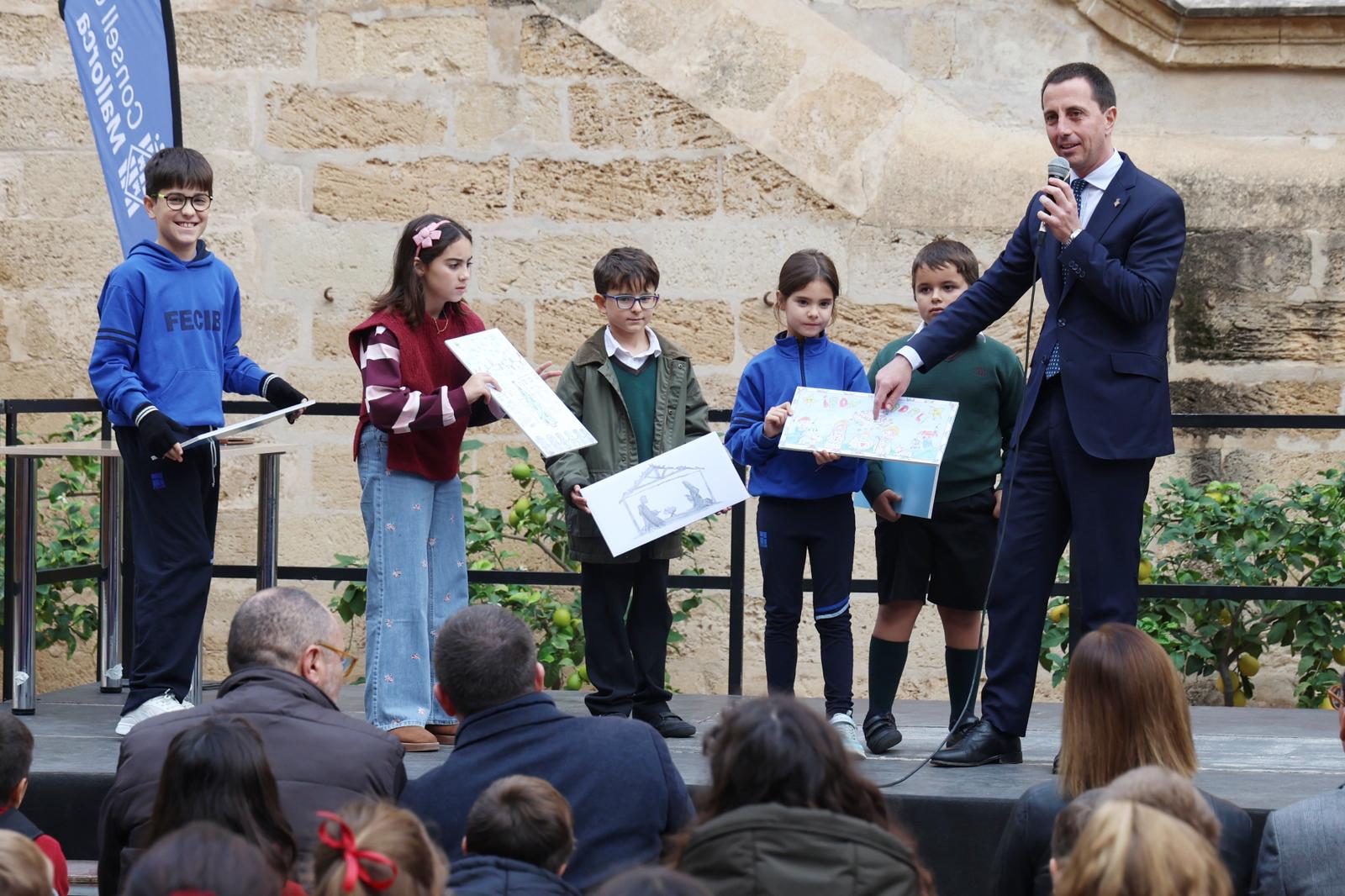 Acto de entrega de los premios del concurso escolar “Dibuja tu postal navideña” en La Misericòrdia