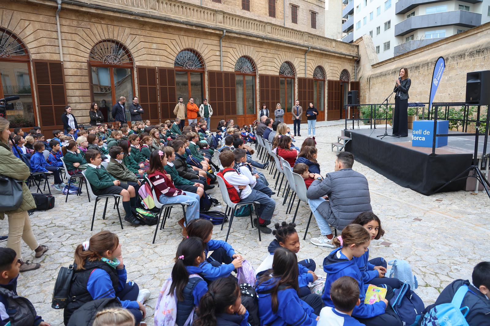 Acto de entrega de los premios del concurso escolar “Dibuja tu postal navideña” en La Misericòrdia