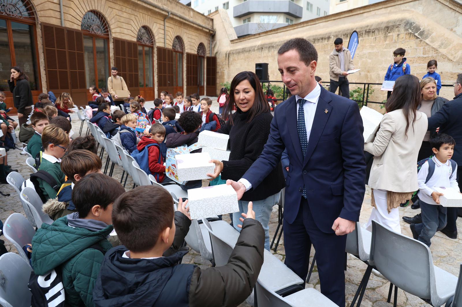 El presidente del Consell de Mallorca, Llorenç Galmés y la secretaria del Consell Escolar de Mallorca, Àfrica Lorente
