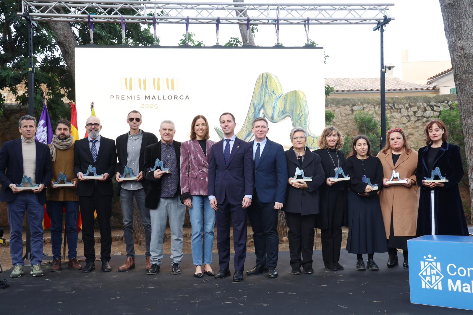 El presidente del Consell de Mallorca, Llorenç Galmés , la vicepresidenta, Antònia Roca y el director insular de Cultura, Guillem Ginard con todos los galardornados
