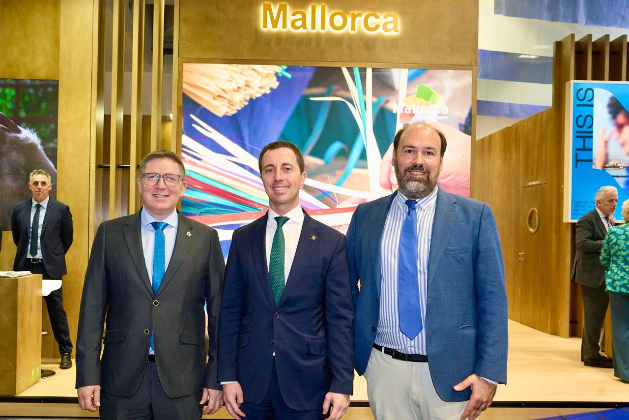 De izquierda a derecha: el consejero de Turismo, Guillem Ginard; el presidente del Consell de Mallorca, Llorenç Galmés y el director insular de Artesanía, Pere Ferrer.