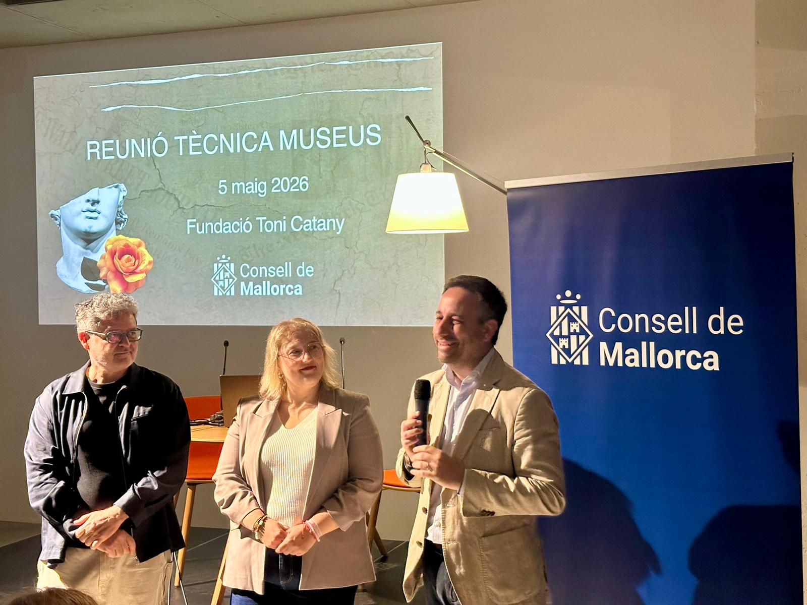 El director insular de Cultura, Andrés Ferrer, en la reunión con los técnicos de los museos de la isla.
