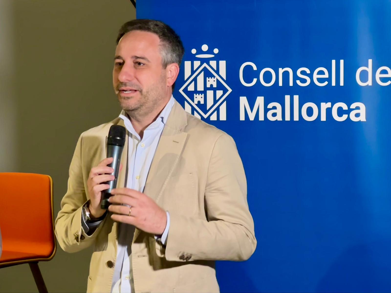 El director insular de Cultura, Andrés Ferrer, en la reunión con los técnicos de los museos de la isla.