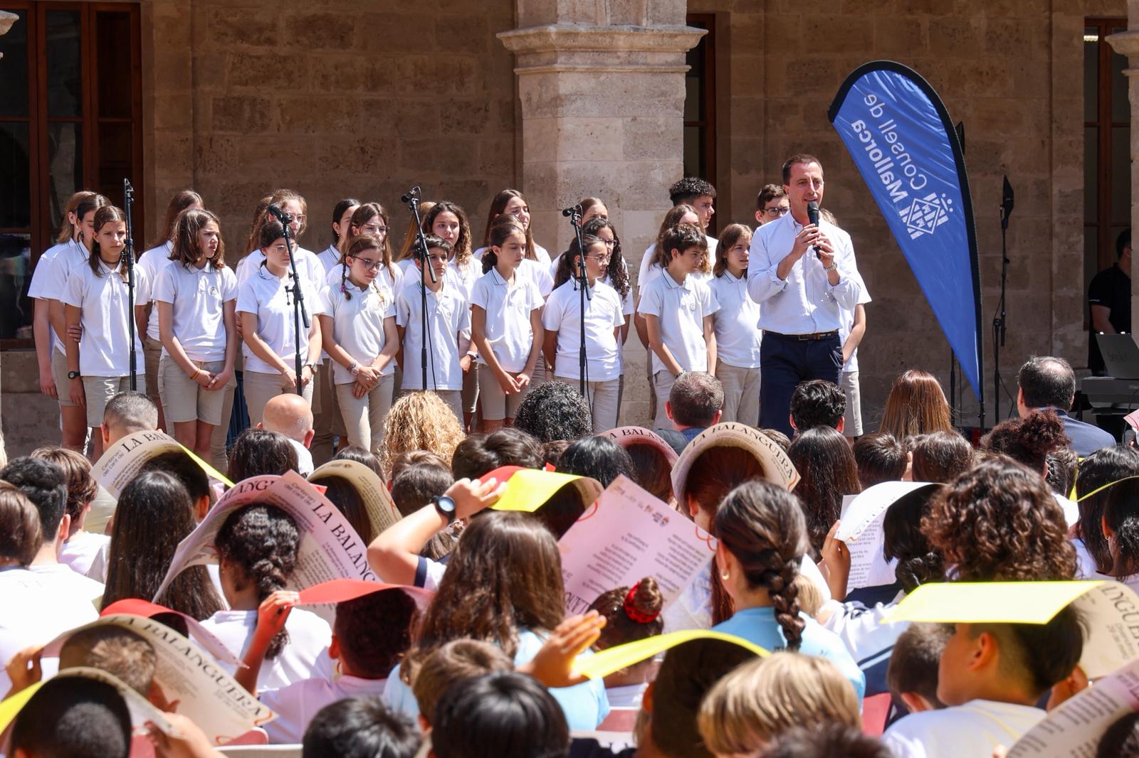 Celebración de la cantata colectiva de «La Balanguera» en el patio dels Homes de la Misericòrdia.