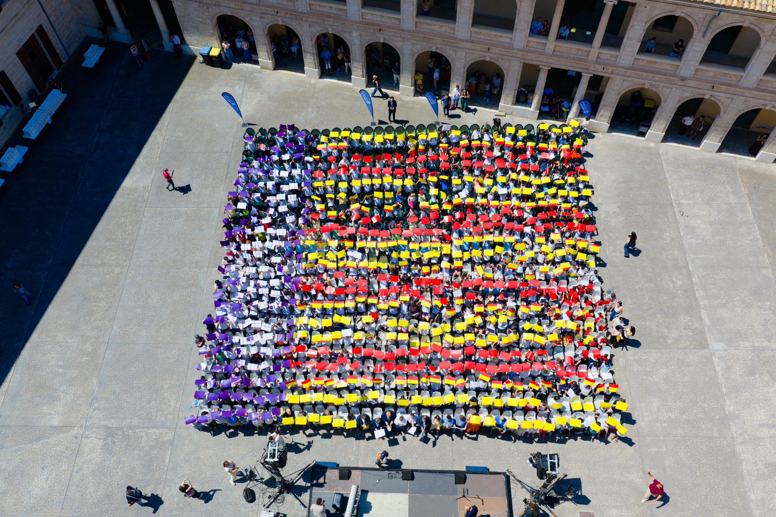 Mosaico bandera de Mallorca en el patio dels Homes de la Misericòrdia.