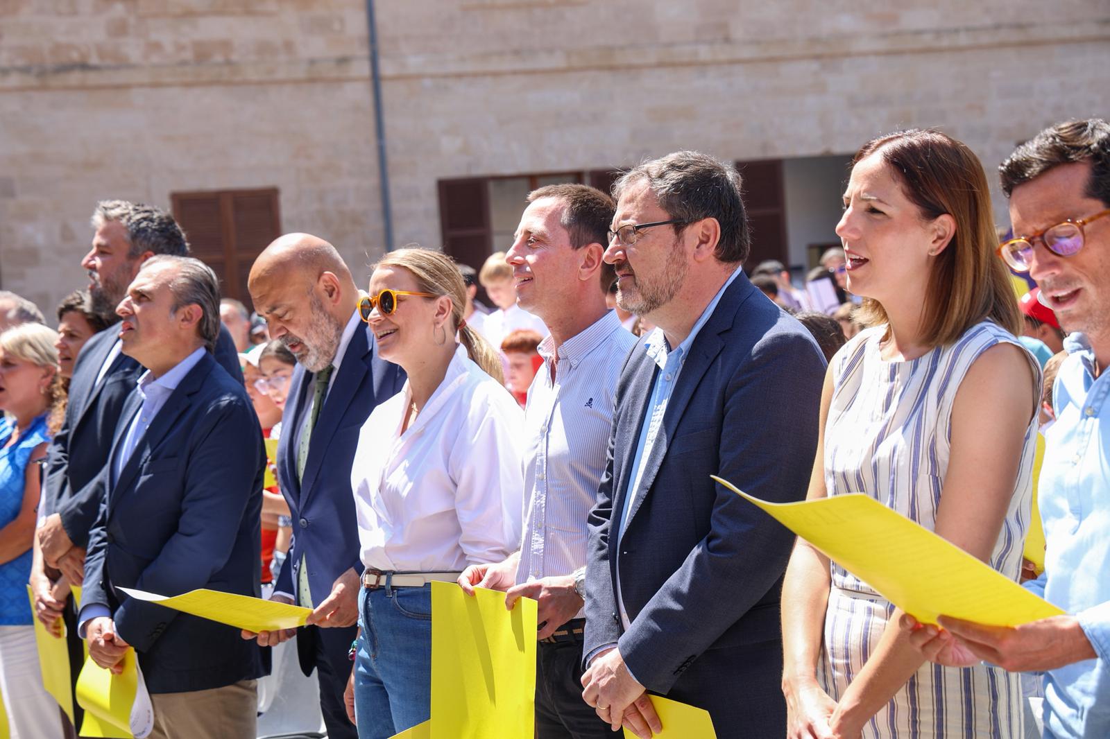 Celebración de la cantata colectiva de «La Balanguera» en el patio dels Homes de la Misericòrdia.