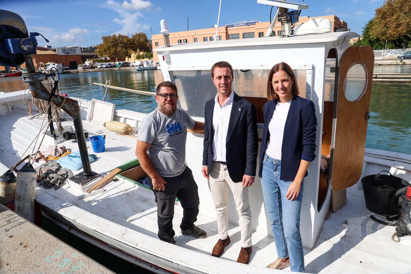 Visita del president del Consell de Mallorca, Llorenç Galmés i la vicepresidenta i consellera de Cultura i Patrimoni, Antònia Roca a la Llotja i al moll pesquer.