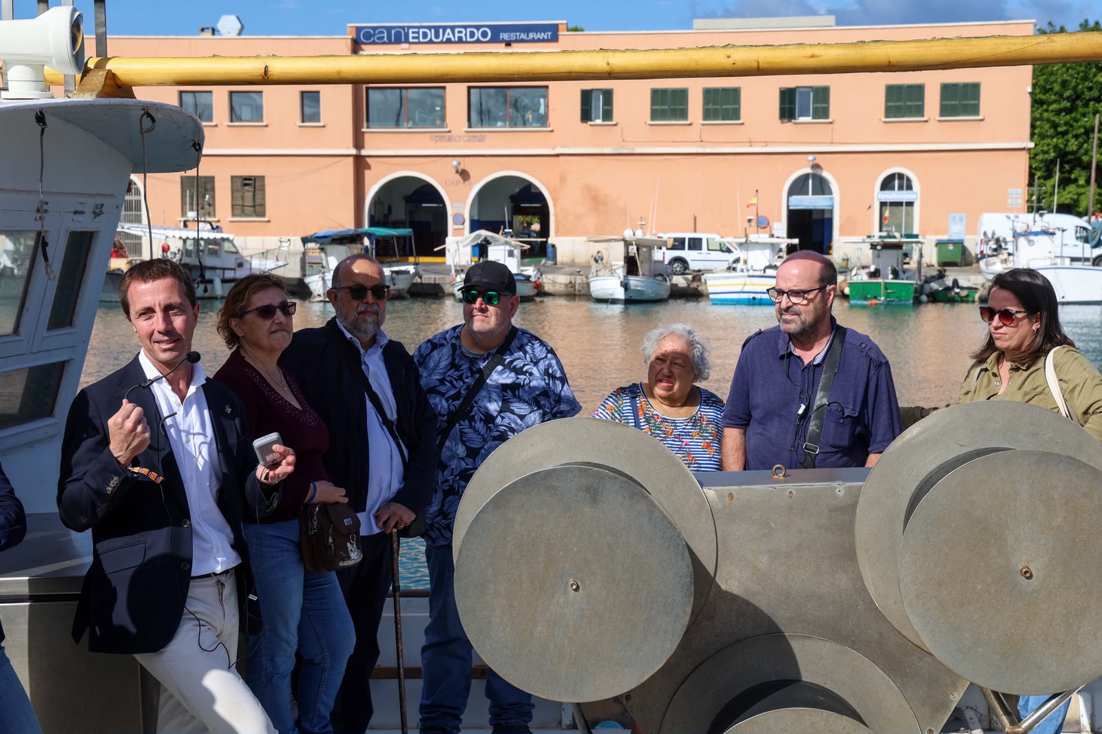 Visita del president del Consell de Mallorca, Llorenç Galmés i la vicepresidenta i consellera de Cultura i Patrimoni, Antònia Roca a la Llotja i al moll pesquer.