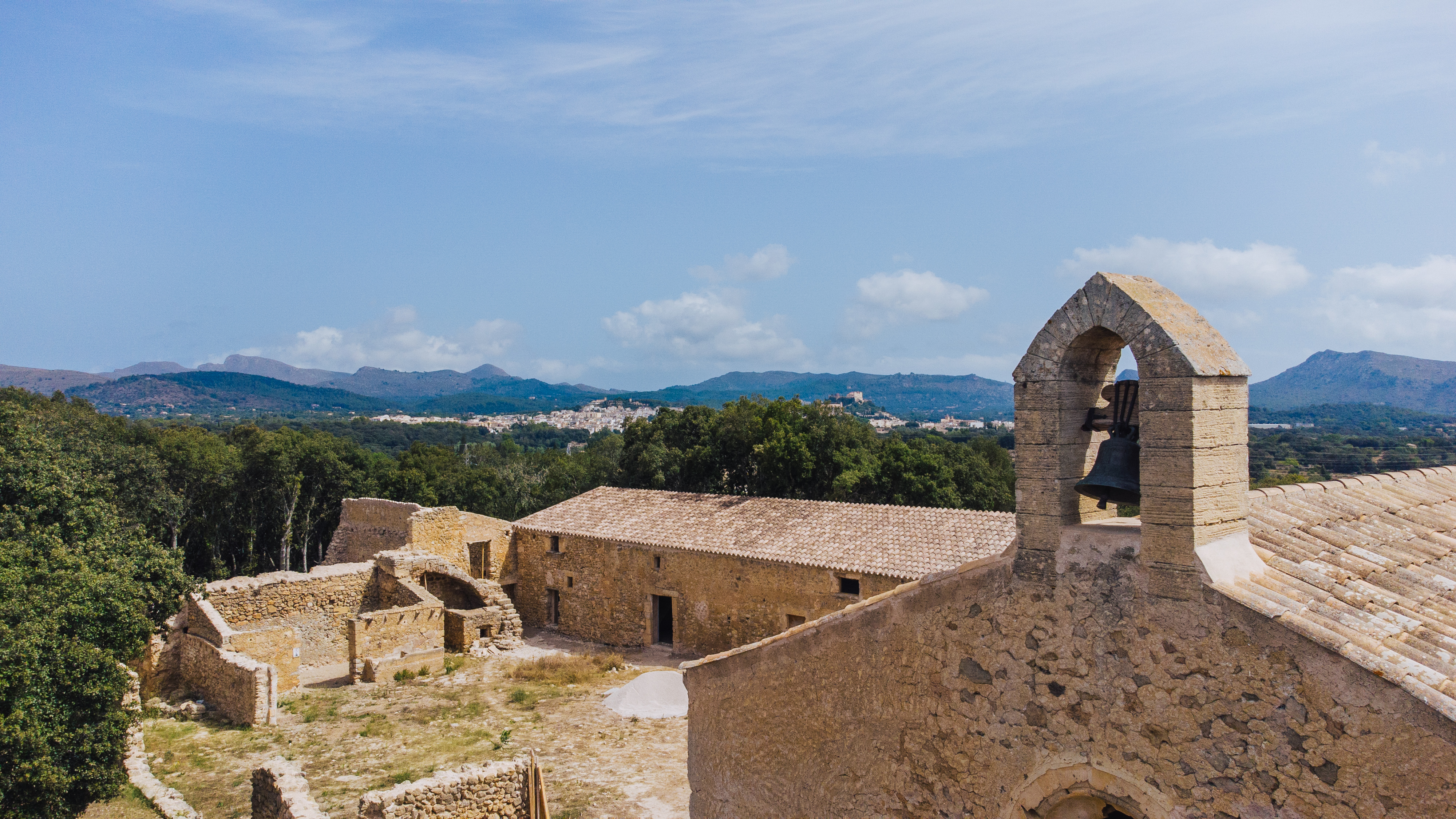 Vista de la iglesia sobre el conjunto de Bellpuig