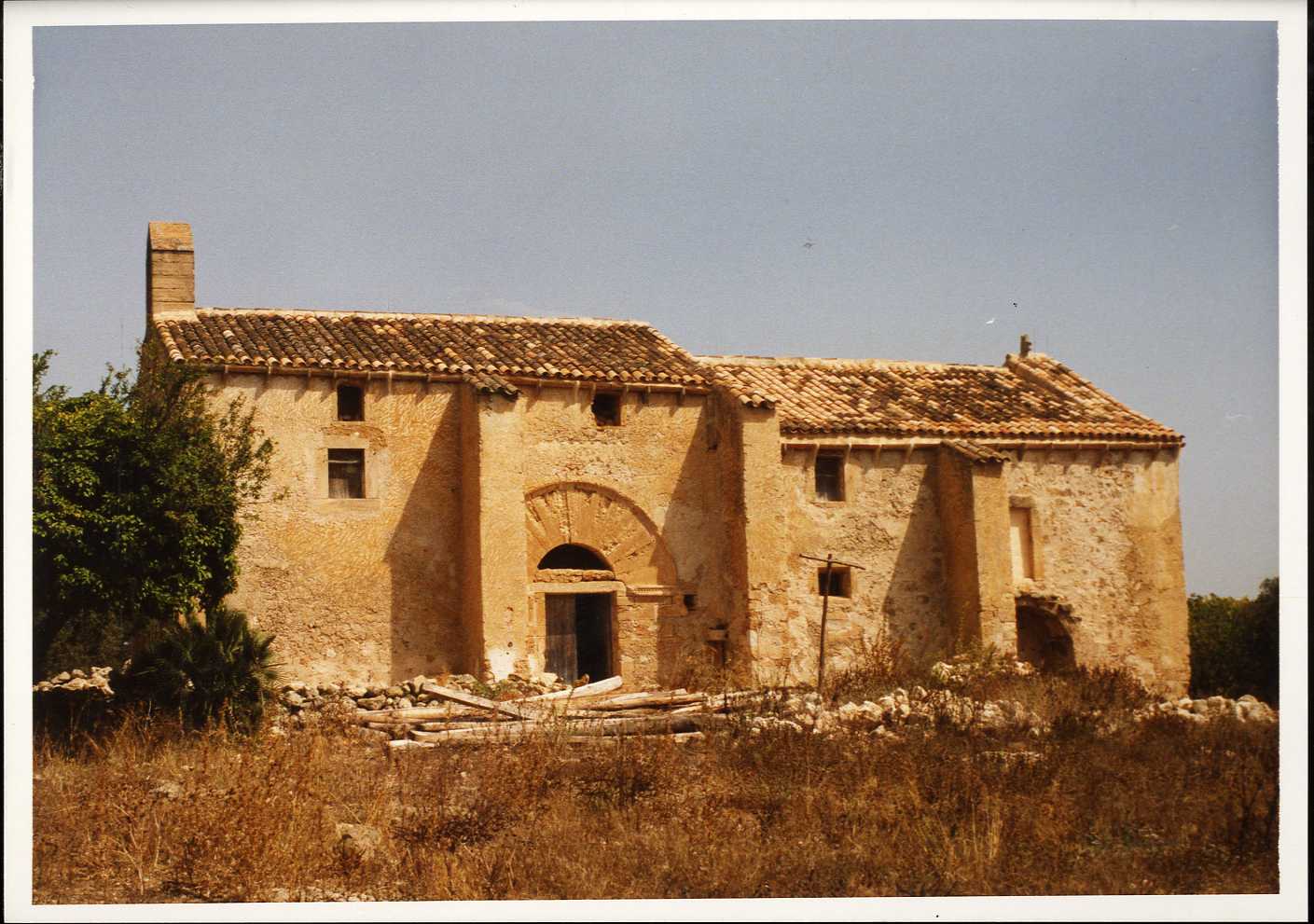 Fotografía histórica de la iglesia antes de su restauración