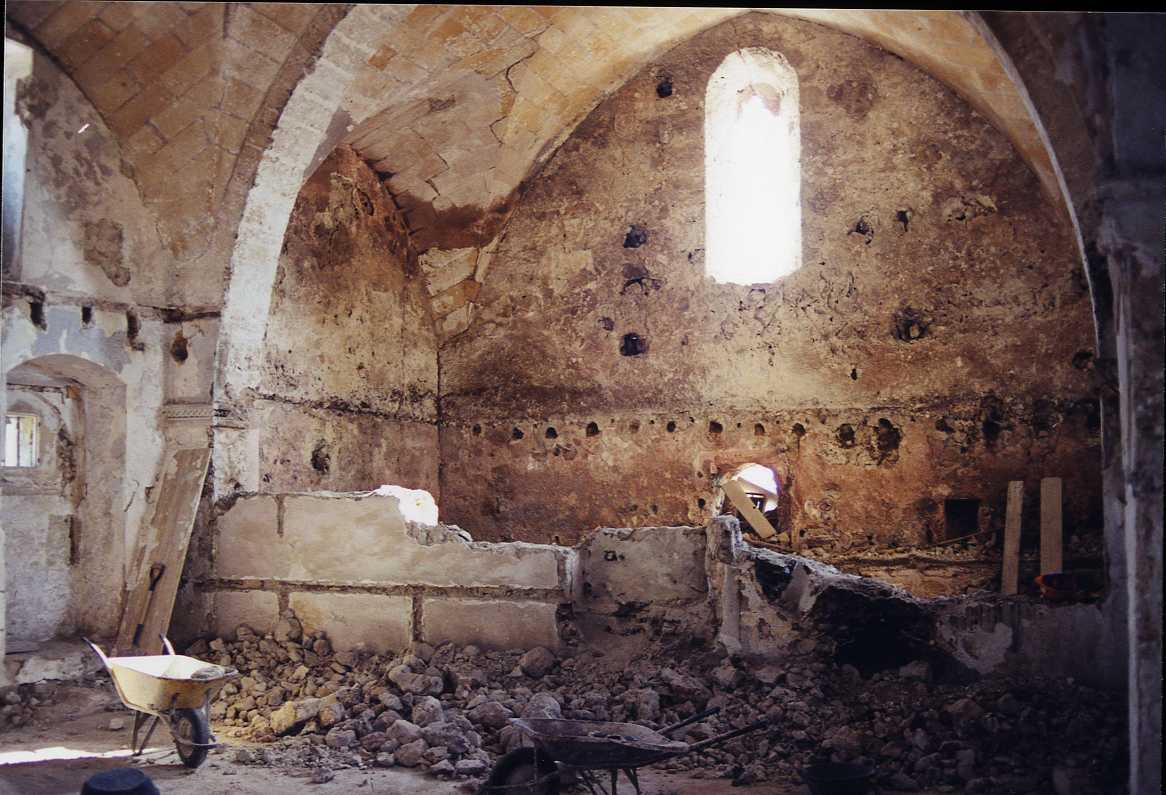 Interior de la iglesia durante el derribo del hábitat y las dependencias agrícolas