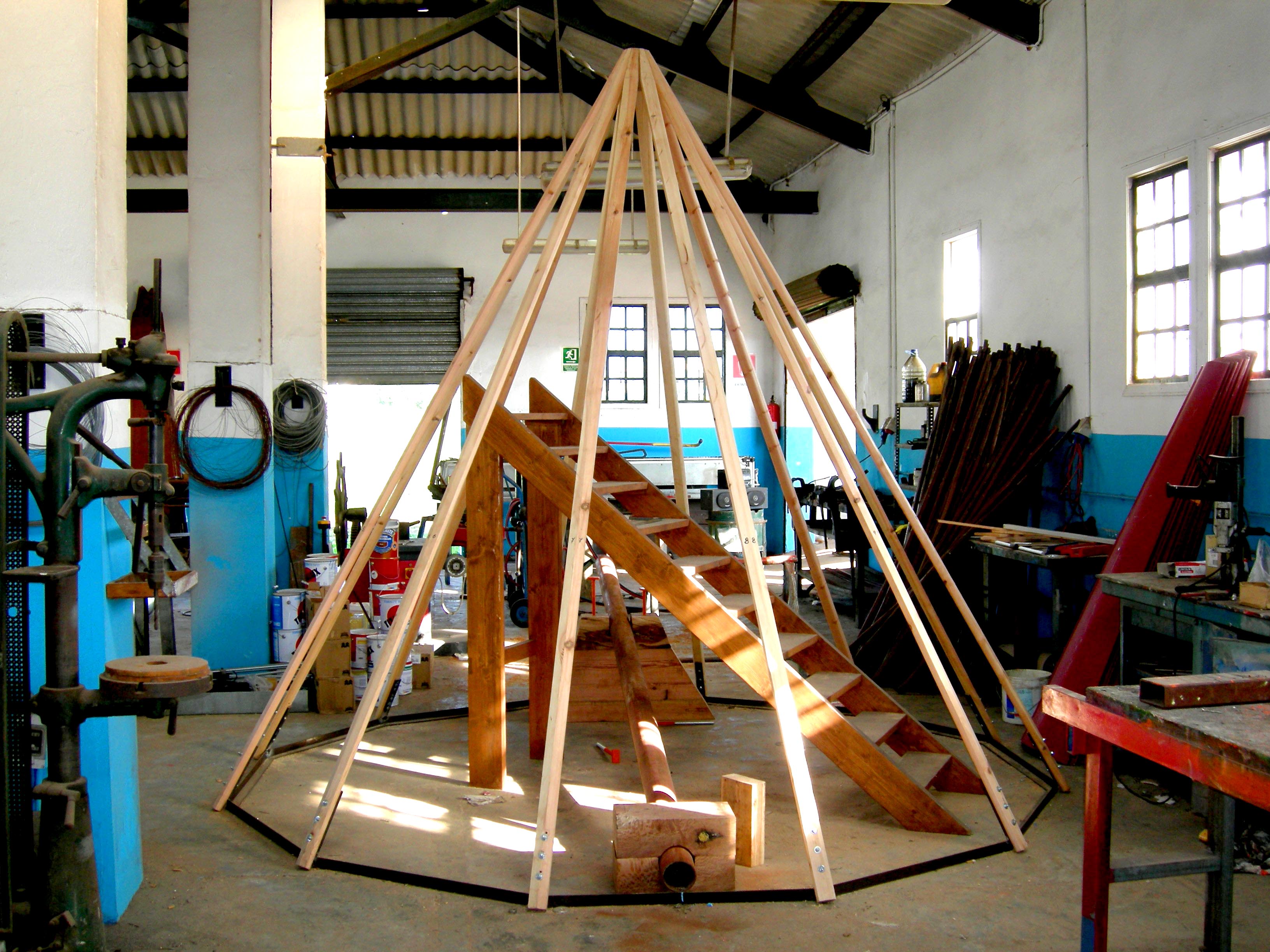 Montaje del chapitel en el taller de restauración del patrimonio histórico industrial. 