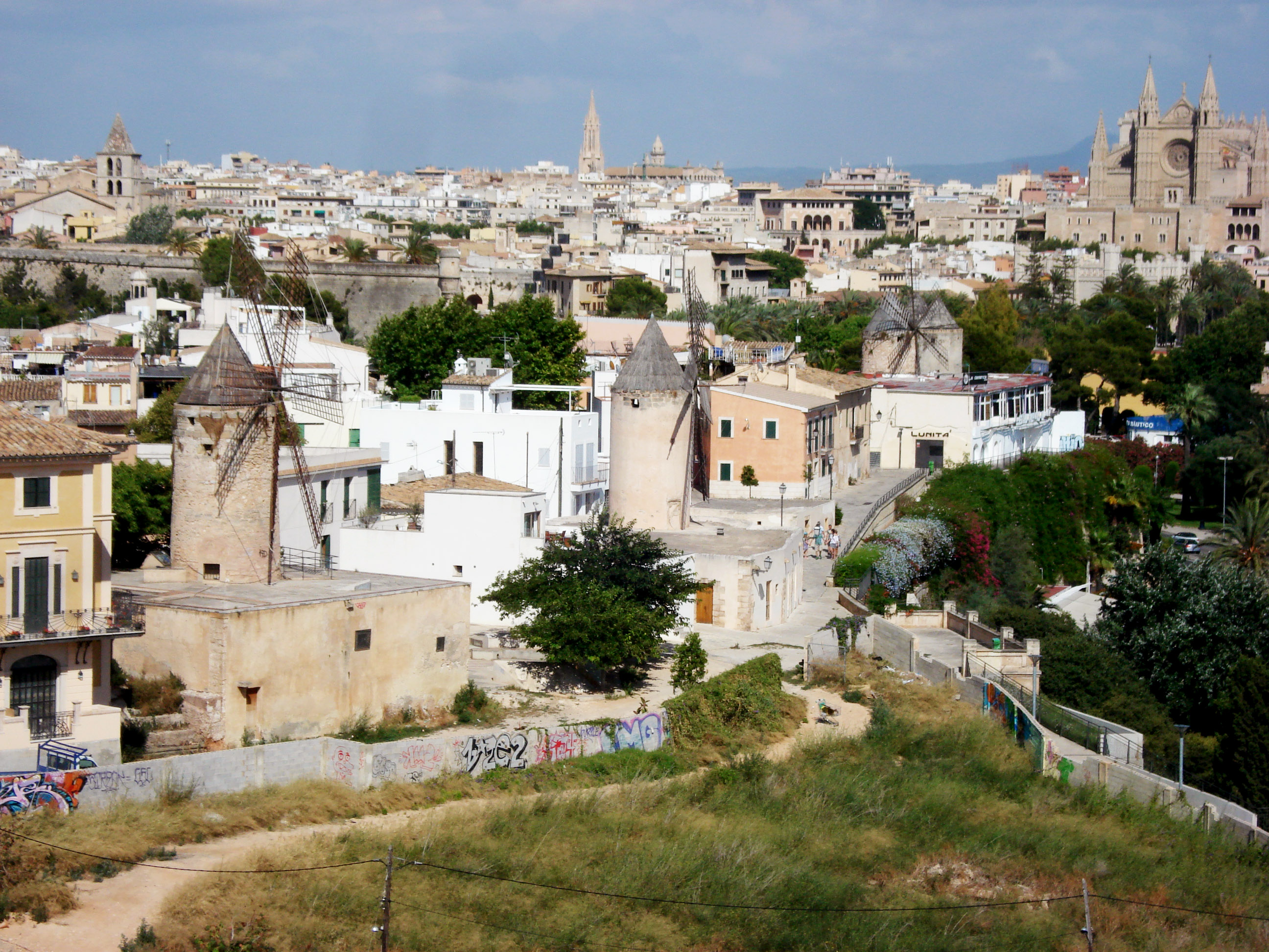 Vista de los molinos del Jonquet