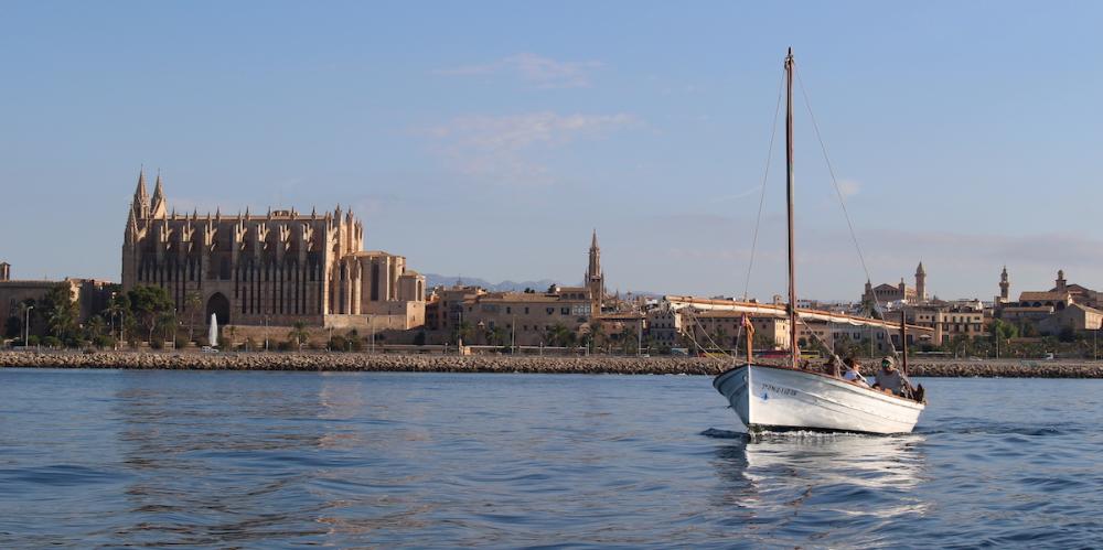 Llaüt de fusta davant la Catedral de Mallorca 